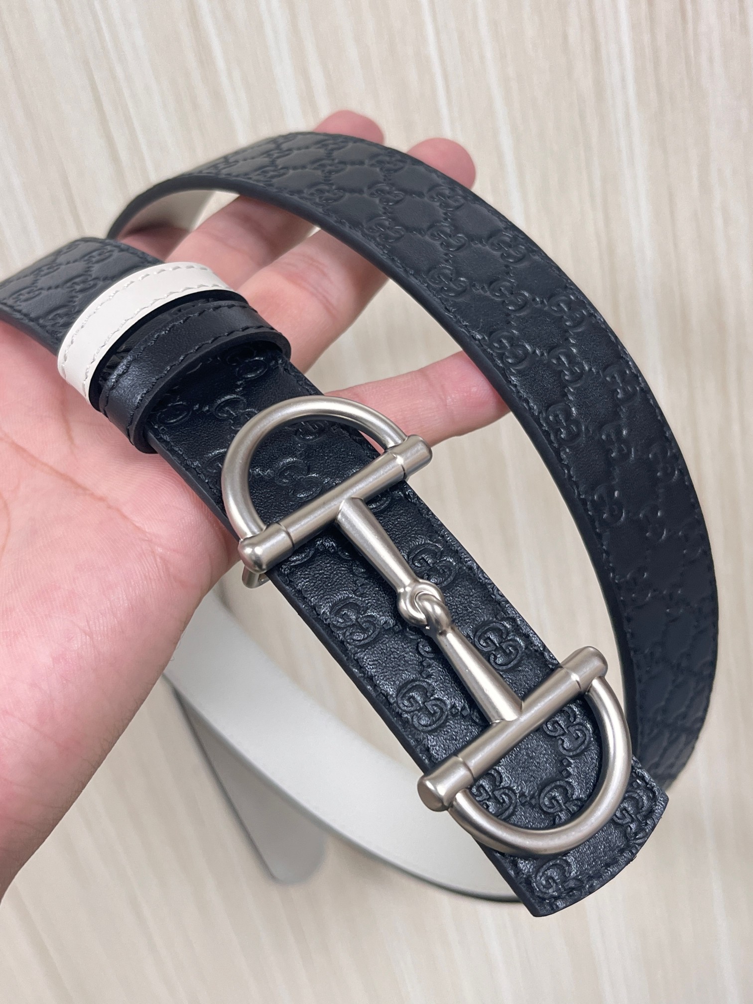 2025秋冬系列焕新演绎富有辨识度的GG Marmont系列。这款双面腰带采用GG印花压纹皮革与皮革材质