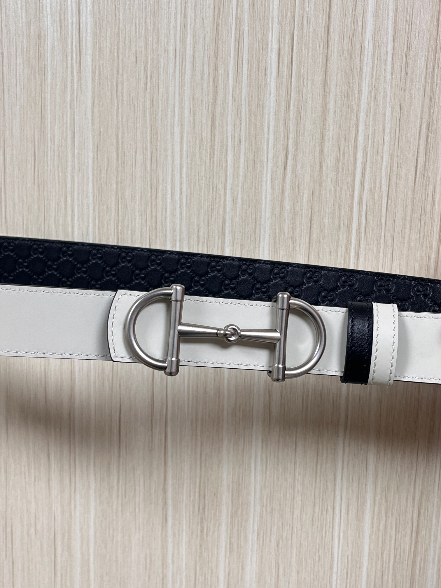 2025秋冬系列焕新演绎富有辨识度的GG Marmont系列。这款双面腰带采用GG印花压纹皮革与皮革材质