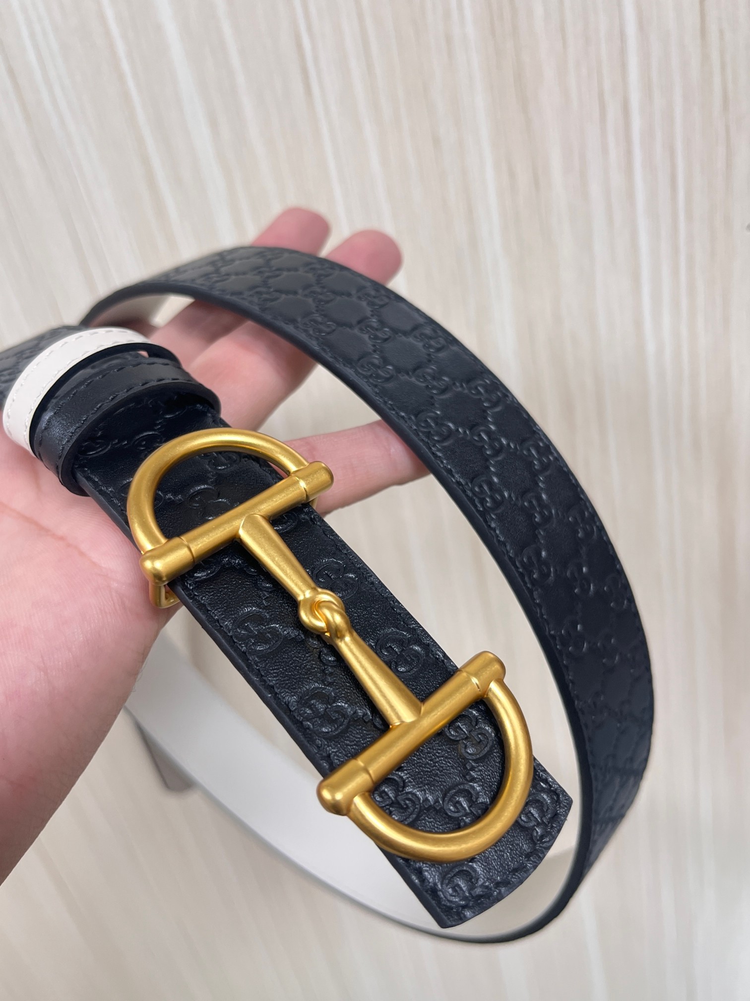 2025秋冬系列焕新演绎富有辨识度的GG Marmont系列。这款双面腰带采用GG印花压纹皮革与皮革材质