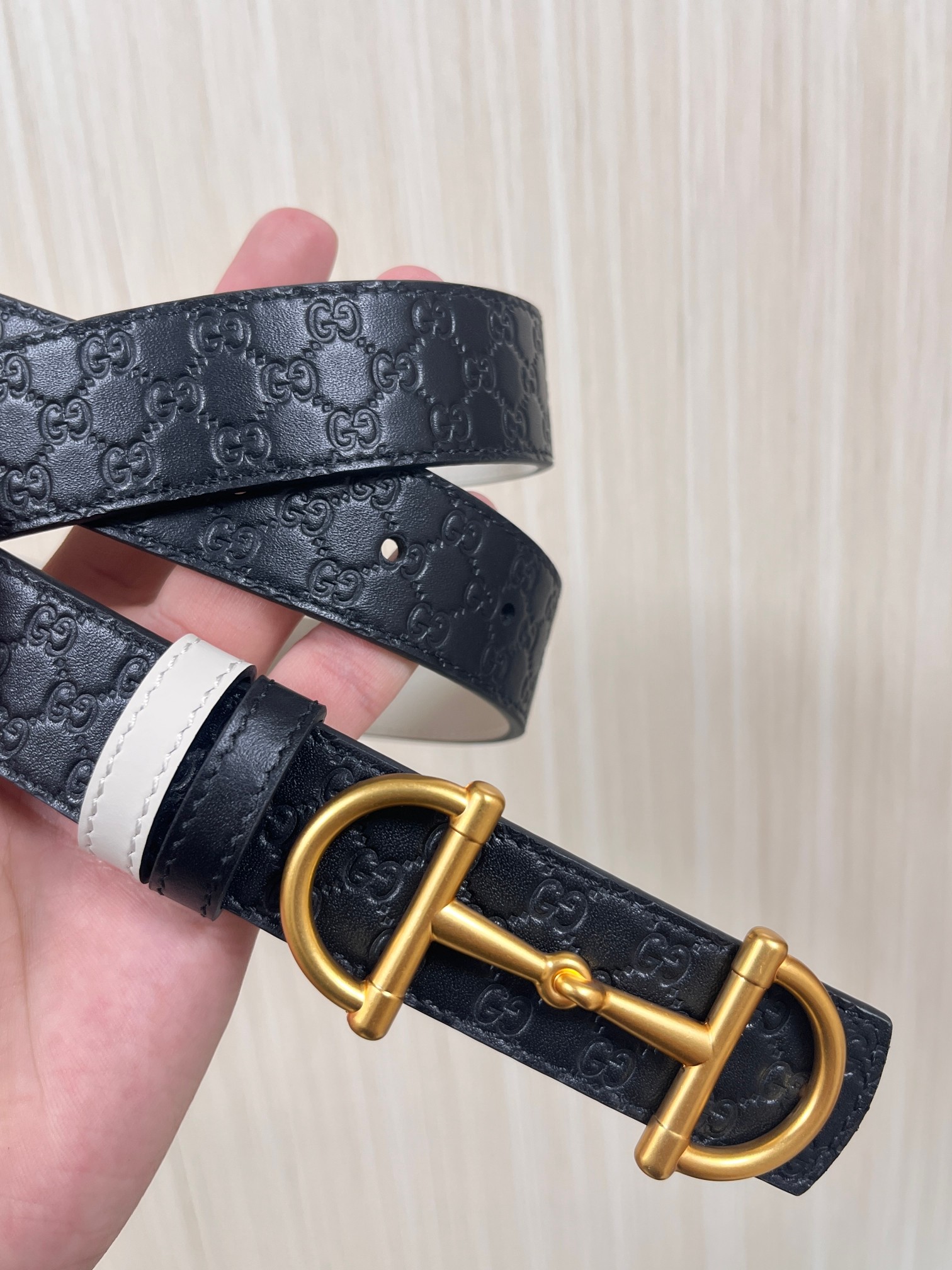 2025秋冬系列焕新演绎富有辨识度的GG Marmont系列。这款双面腰带采用GG印花压纹皮革与皮革材质