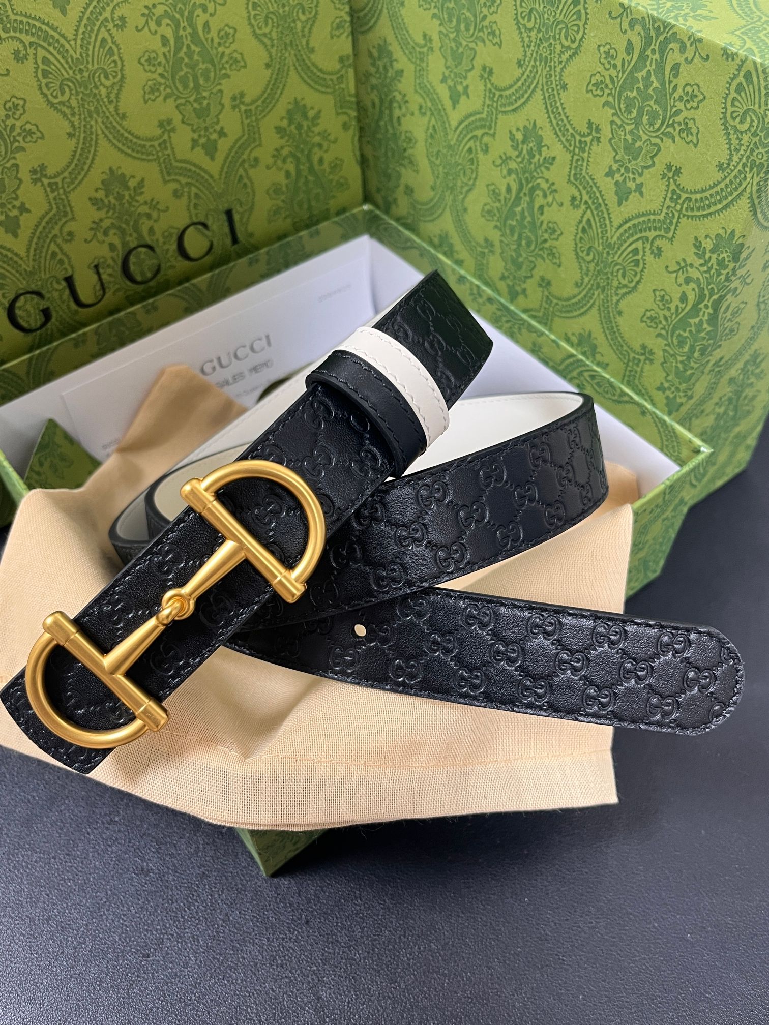 2025秋冬系列焕新演绎富有辨识度的GG Marmont系列。这款双面腰带采用GG印花压纹皮革与皮革材质