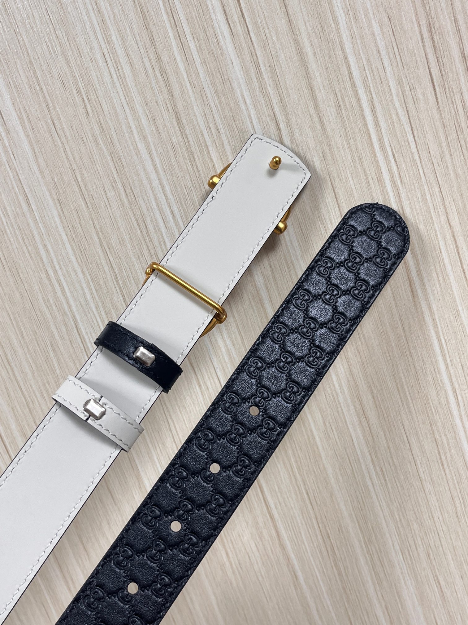 2025秋冬系列焕新演绎富有辨识度的GG Marmont系列。这款双面腰带采用GG印花压纹皮革与皮革材质