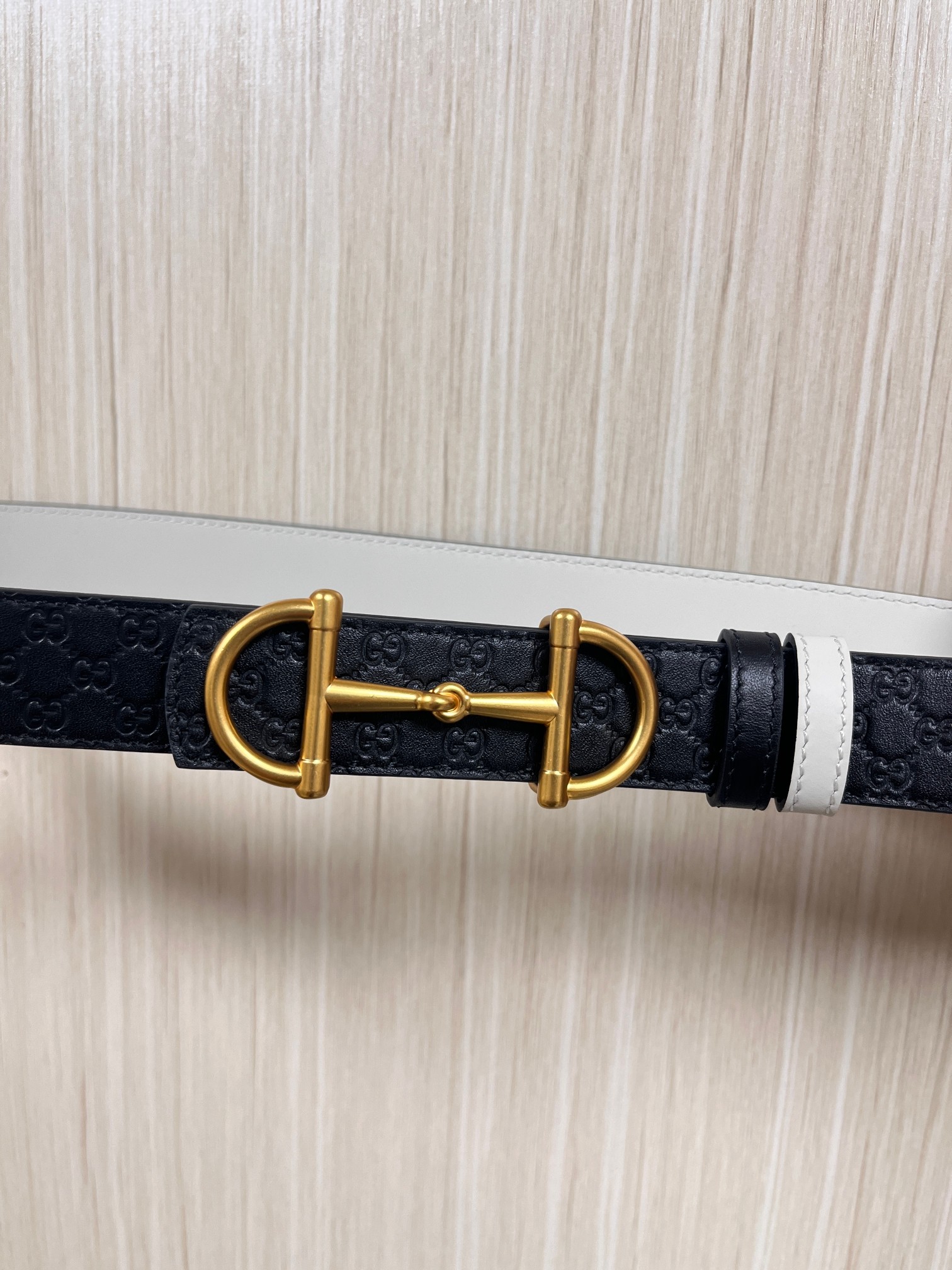 2025秋冬系列焕新演绎富有辨识度的GG Marmont系列。这款双面腰带采用GG印花压纹皮革与皮革材质