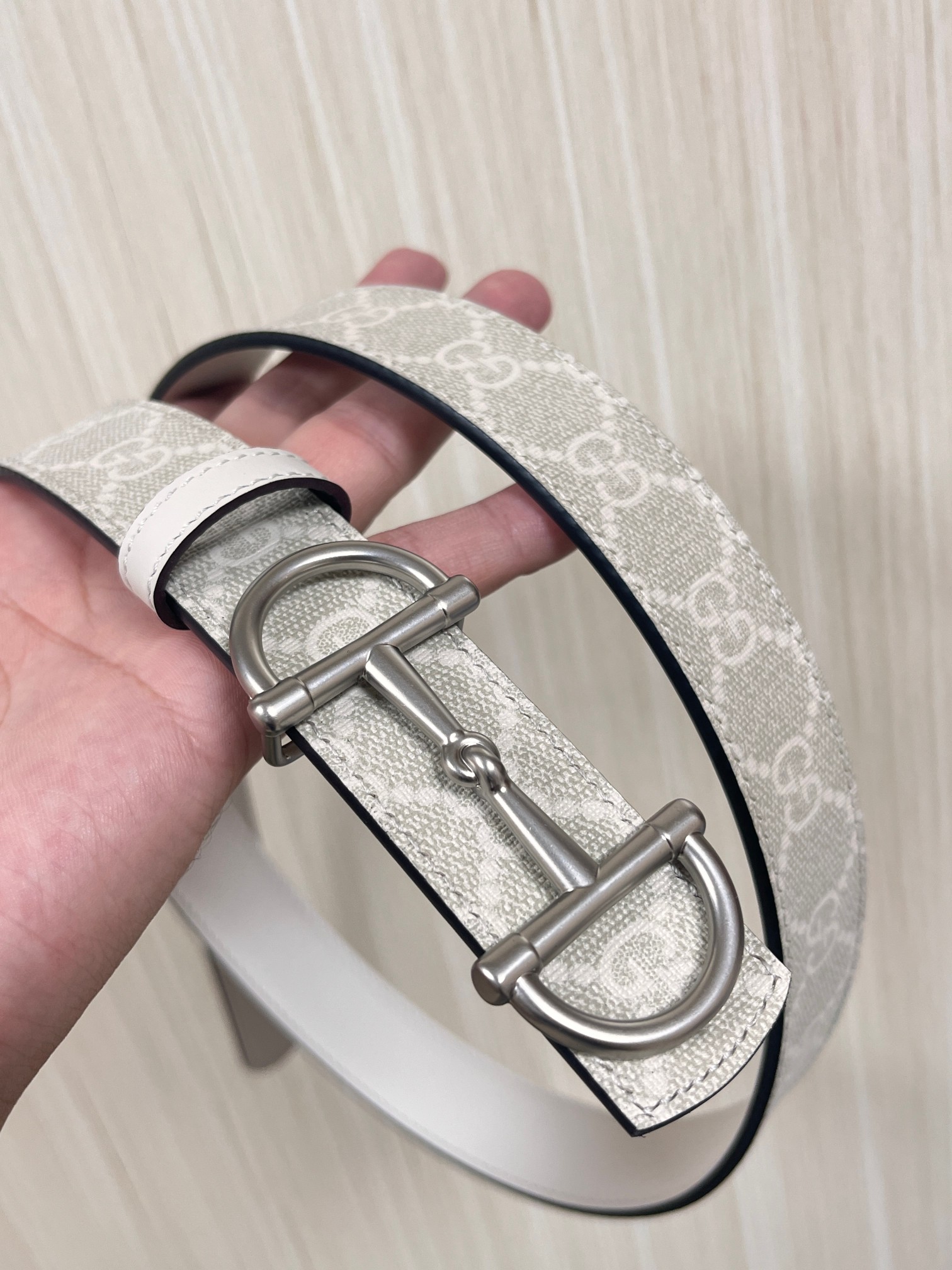 2025秋冬系列焕新演绎富有辨识度的GG Marmont系列。这款双面腰带采用GG印花压纹皮革与皮革材质