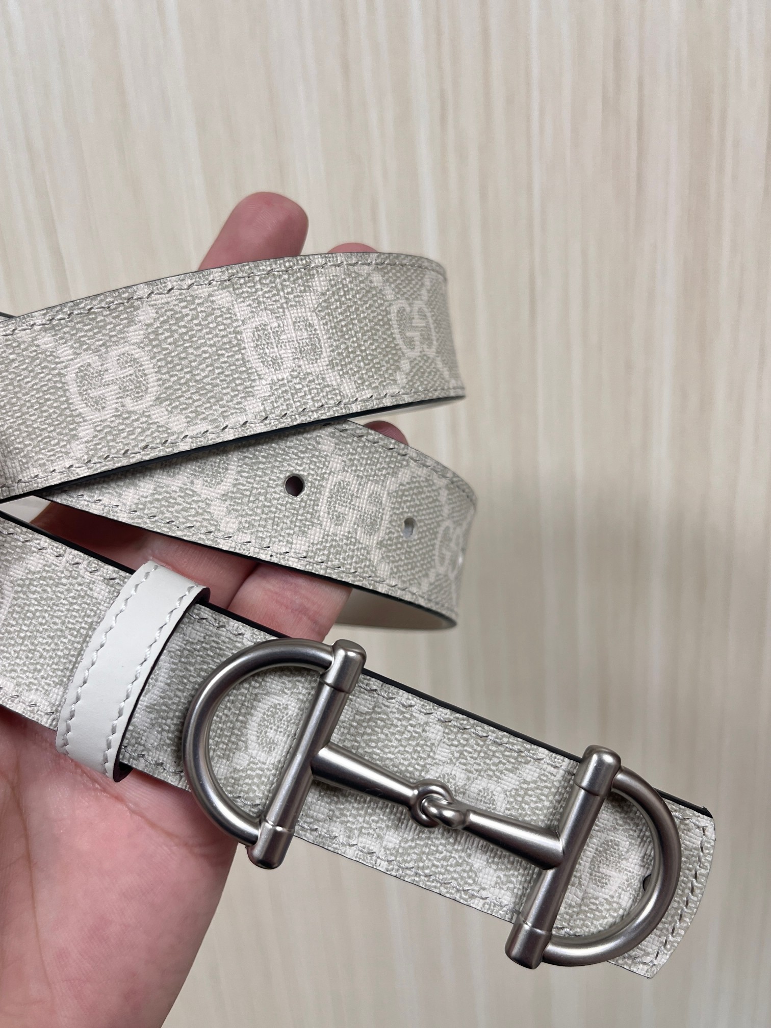 2025秋冬系列焕新演绎富有辨识度的GG Marmont系列。这款双面腰带采用GG印花压纹皮革与皮革材质