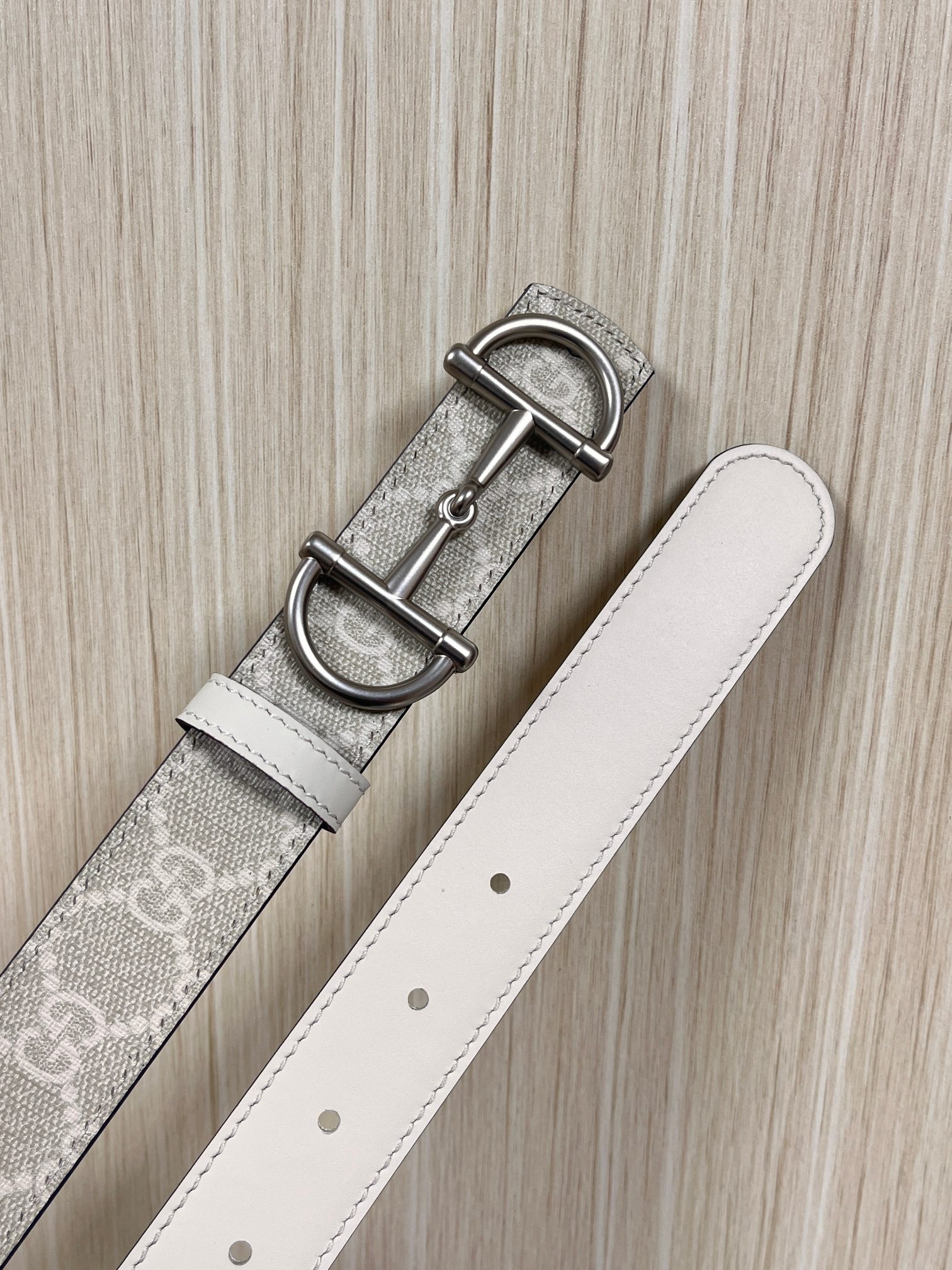 2025秋冬系列焕新演绎富有辨识度的GG Marmont系列。这款双面腰带采用GG印花压纹皮革与皮革材质