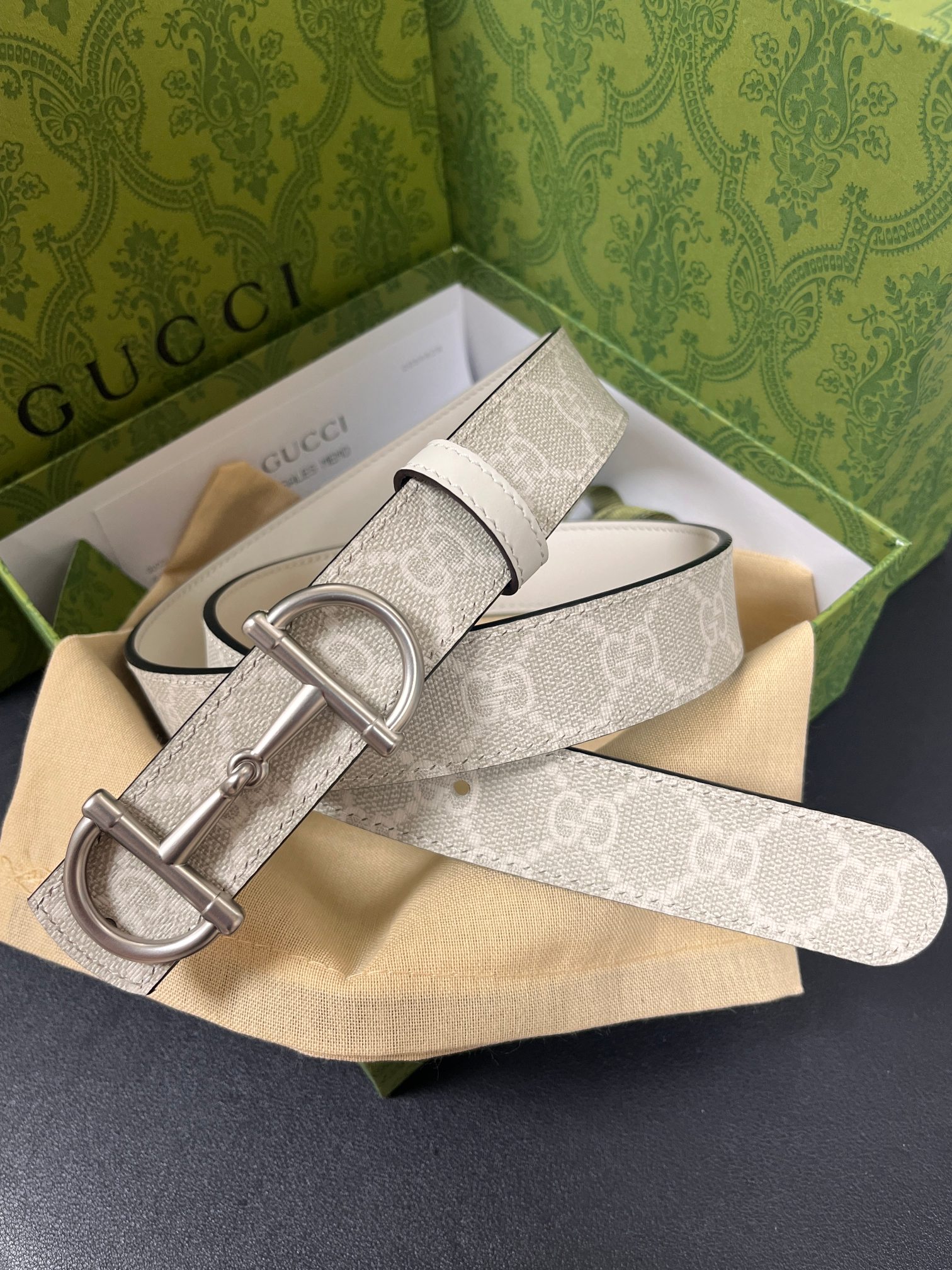 2025秋冬系列焕新演绎富有辨识度的GG Marmont系列。这款双面腰带采用GG印花压纹皮革与皮革材质