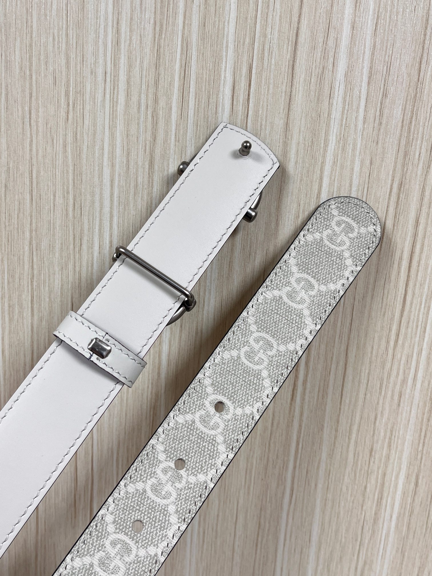 2025秋冬系列焕新演绎富有辨识度的GG Marmont系列。这款双面腰带采用GG印花压纹皮革与皮革材质