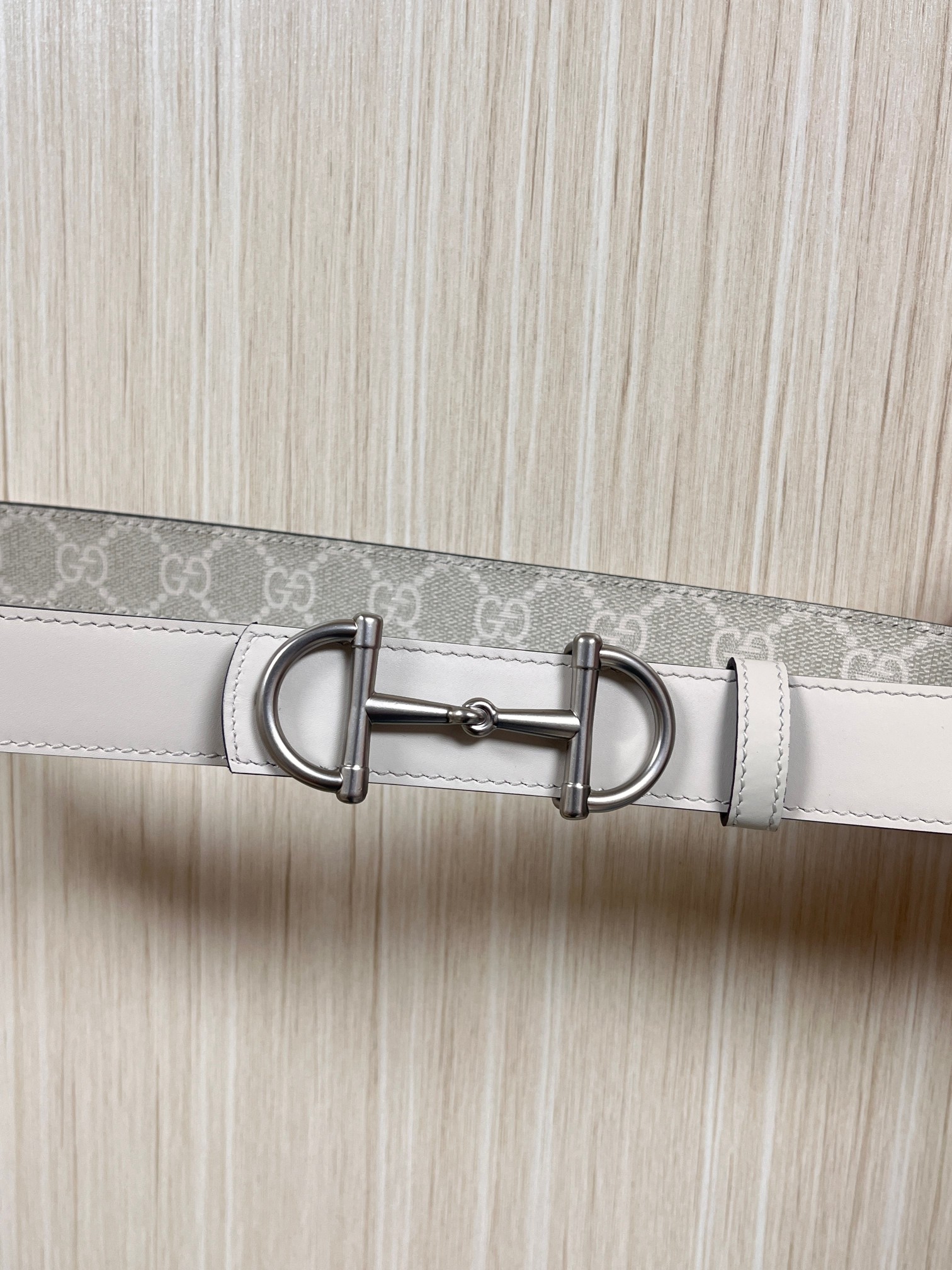2025秋冬系列焕新演绎富有辨识度的GG Marmont系列。这款双面腰带采用GG印花压纹皮革与皮革材质