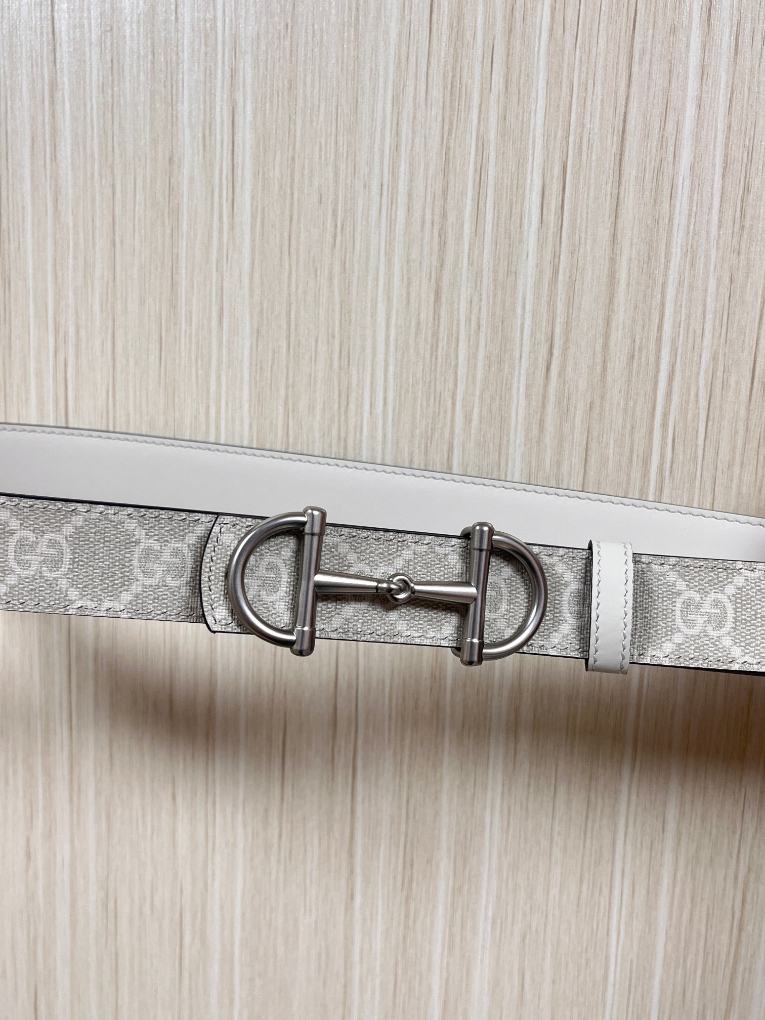 2025秋冬系列焕新演绎富有辨识度的GG Marmont系列。这款双面腰带采用GG印花压纹皮革与皮革材质