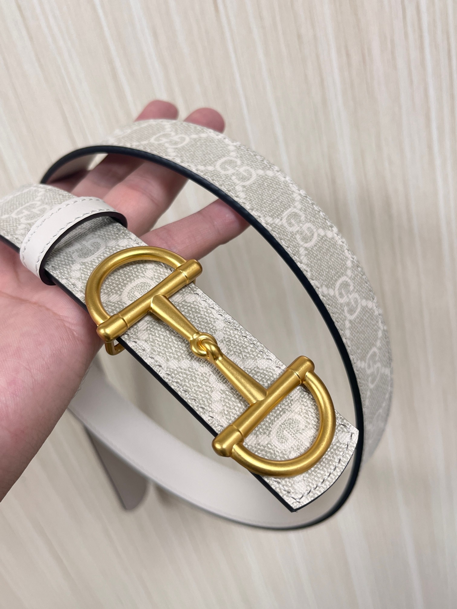 2025秋冬系列焕新演绎富有辨识度的GG Marmont系列。这款双面腰带采用GG印花压纹皮革与皮革材质