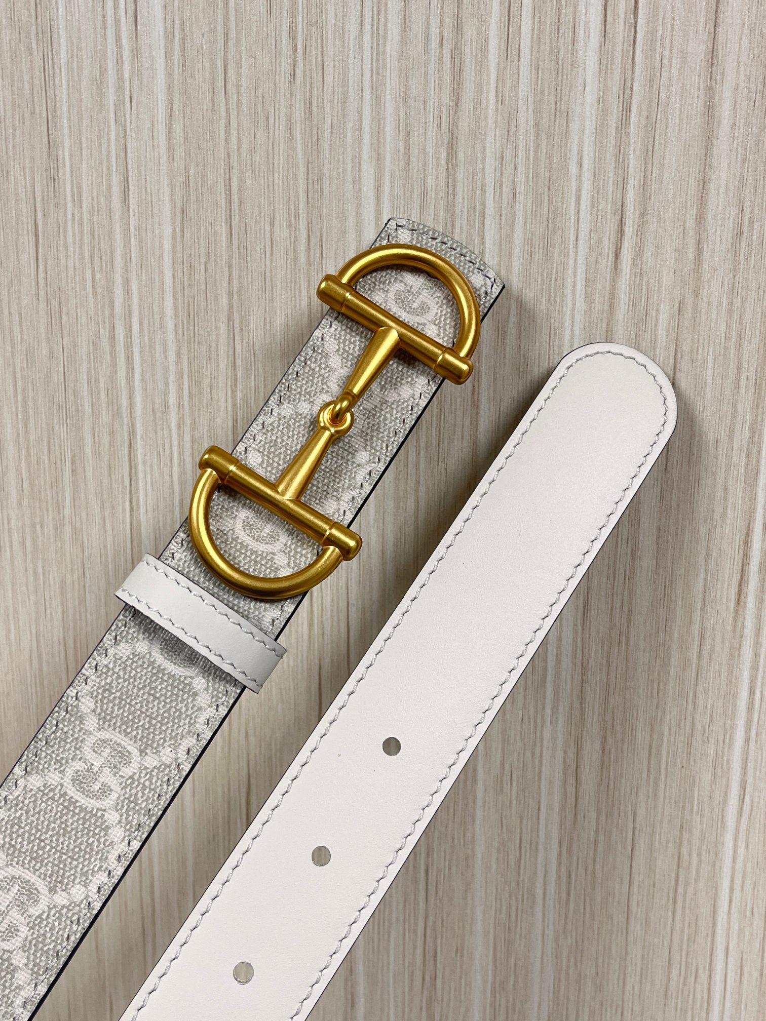 2025秋冬系列焕新演绎富有辨识度的GG Marmont系列。这款双面腰带采用GG印花压纹皮革与皮革材质