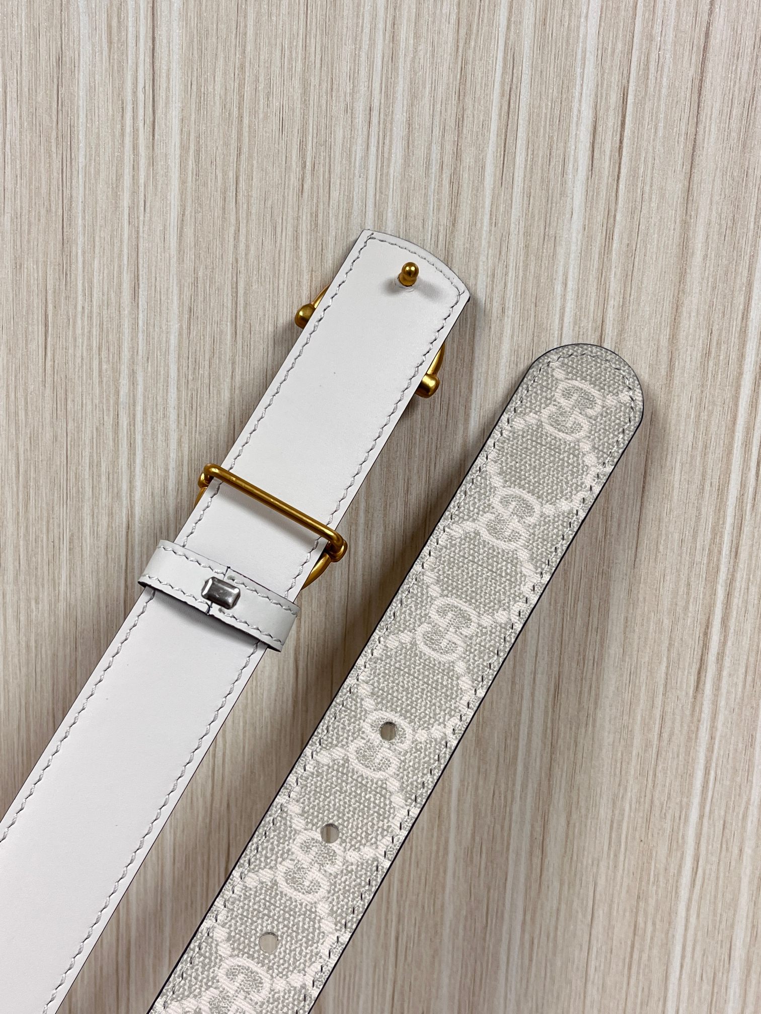 2025秋冬系列焕新演绎富有辨识度的GG Marmont系列。这款双面腰带采用GG印花压纹皮革与皮革材质