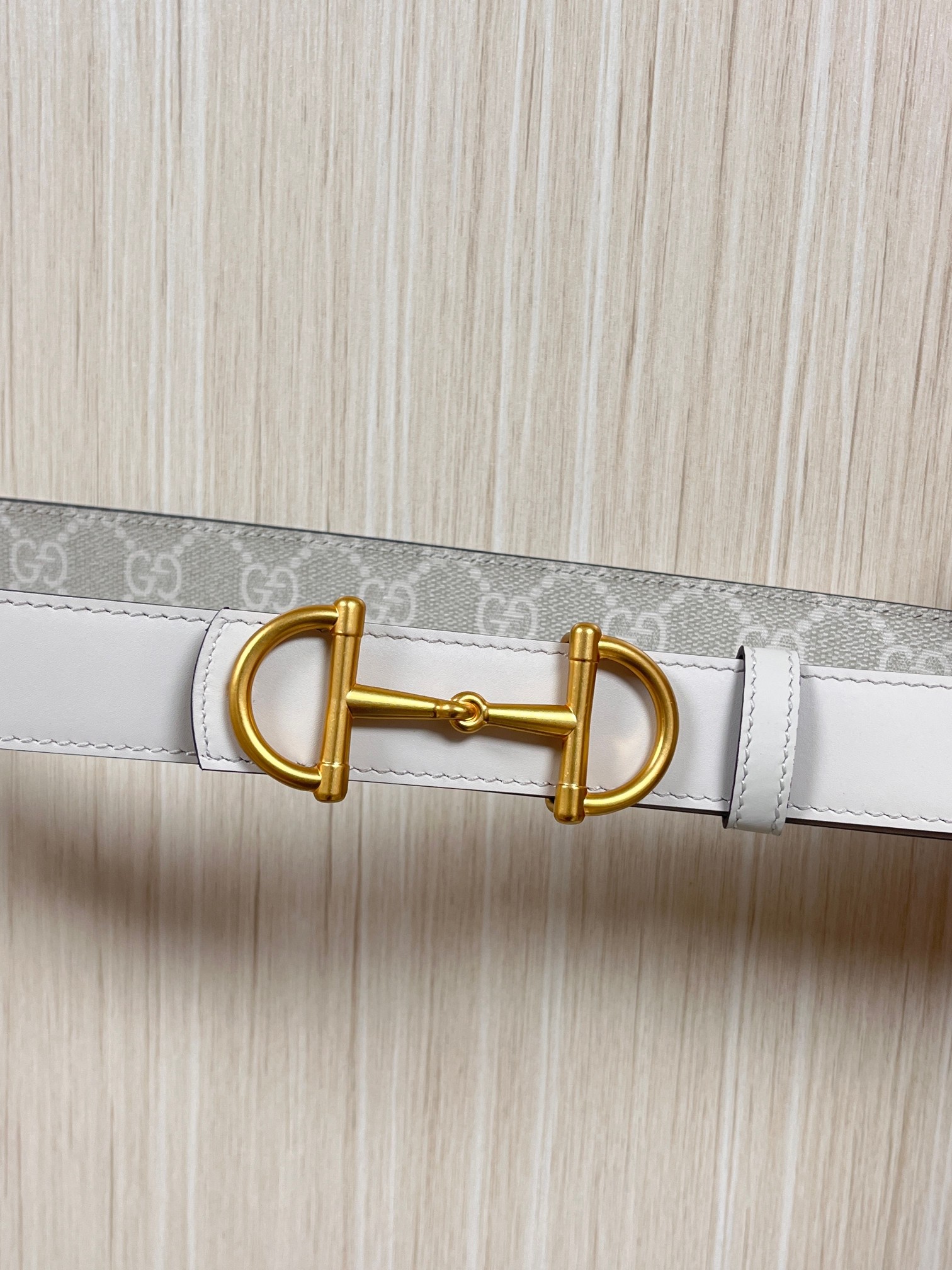 2025秋冬系列焕新演绎富有辨识度的GG Marmont系列。这款双面腰带采用GG印花压纹皮革与皮革材质