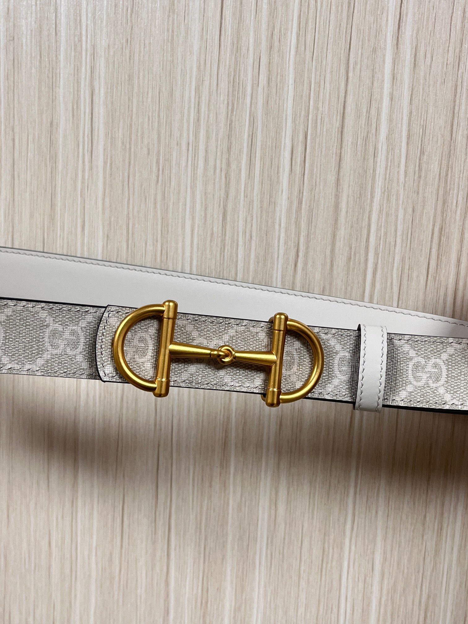 2025秋冬系列焕新演绎富有辨识度的GG Marmont系列。这款双面腰带采用GG印花压纹皮革与皮革材质