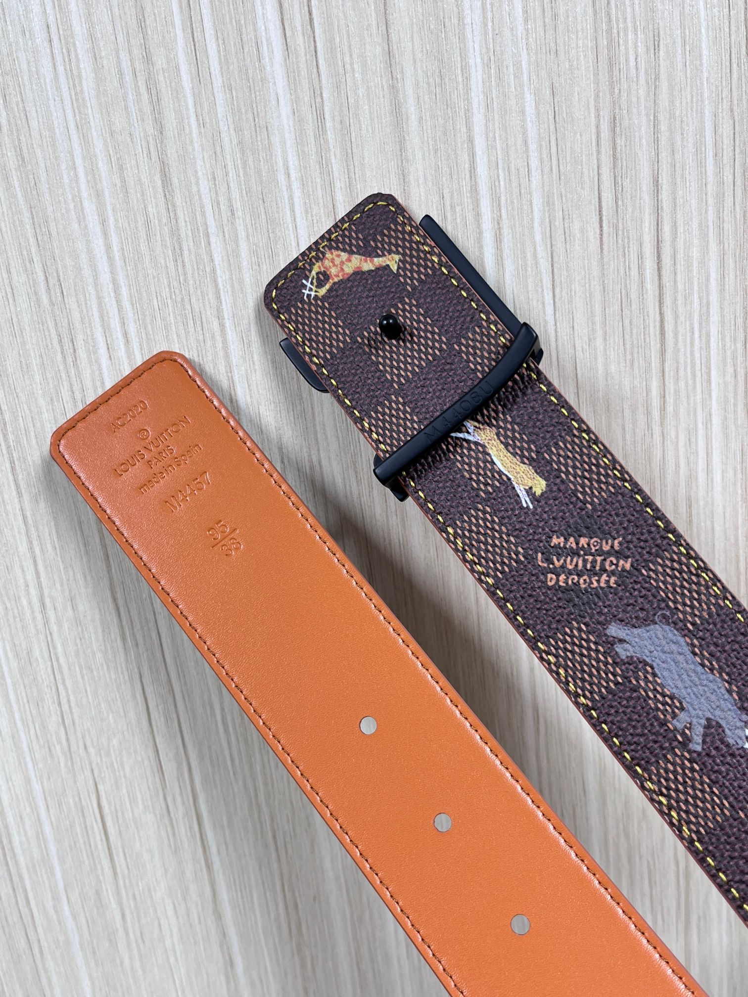 本款 LV Initiales 40 毫米双面腰带以电影叙事为灵感，气质颇具神秘魅力。Damier 格纹