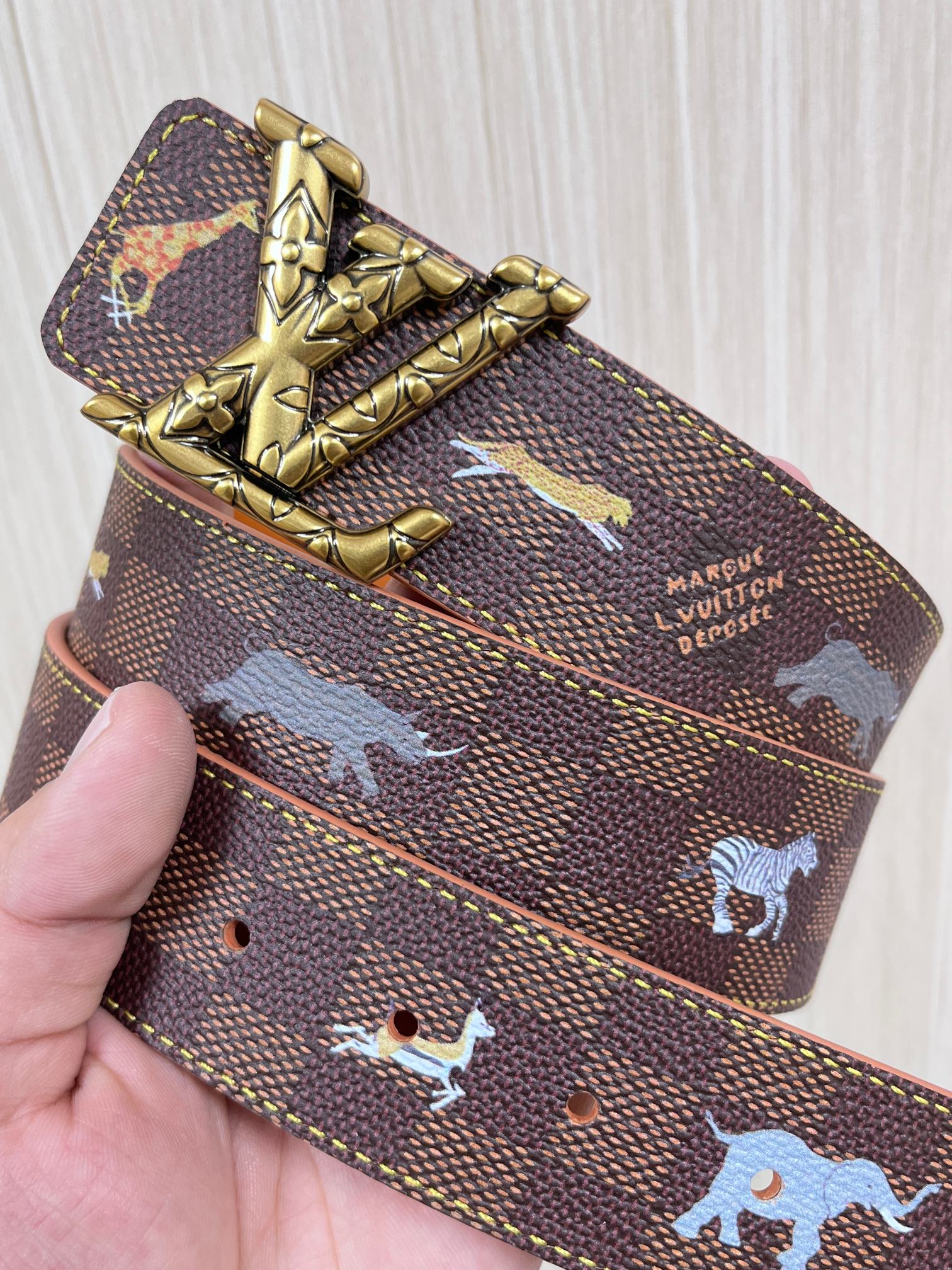 本款 LV Initiales 40 毫米双面腰带以电影叙事为灵感，气质颇具神秘魅力。Damier 格纹