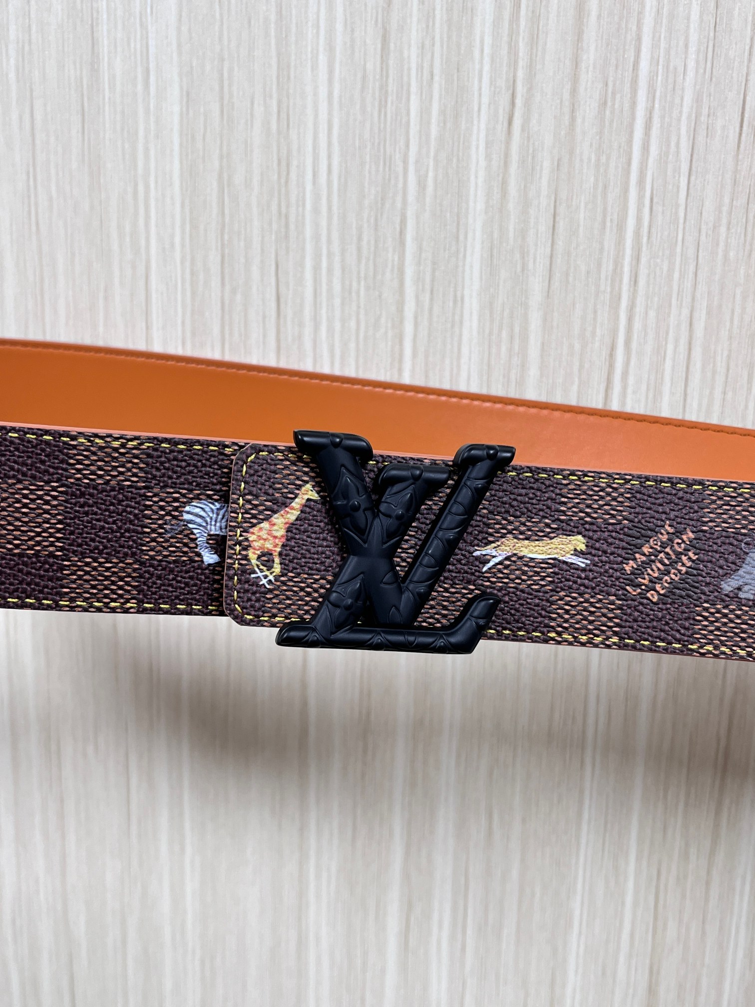 本款 LV Initiales 40 毫米双面腰带以电影叙事为灵感，气质颇具神秘魅力。Damier 格纹