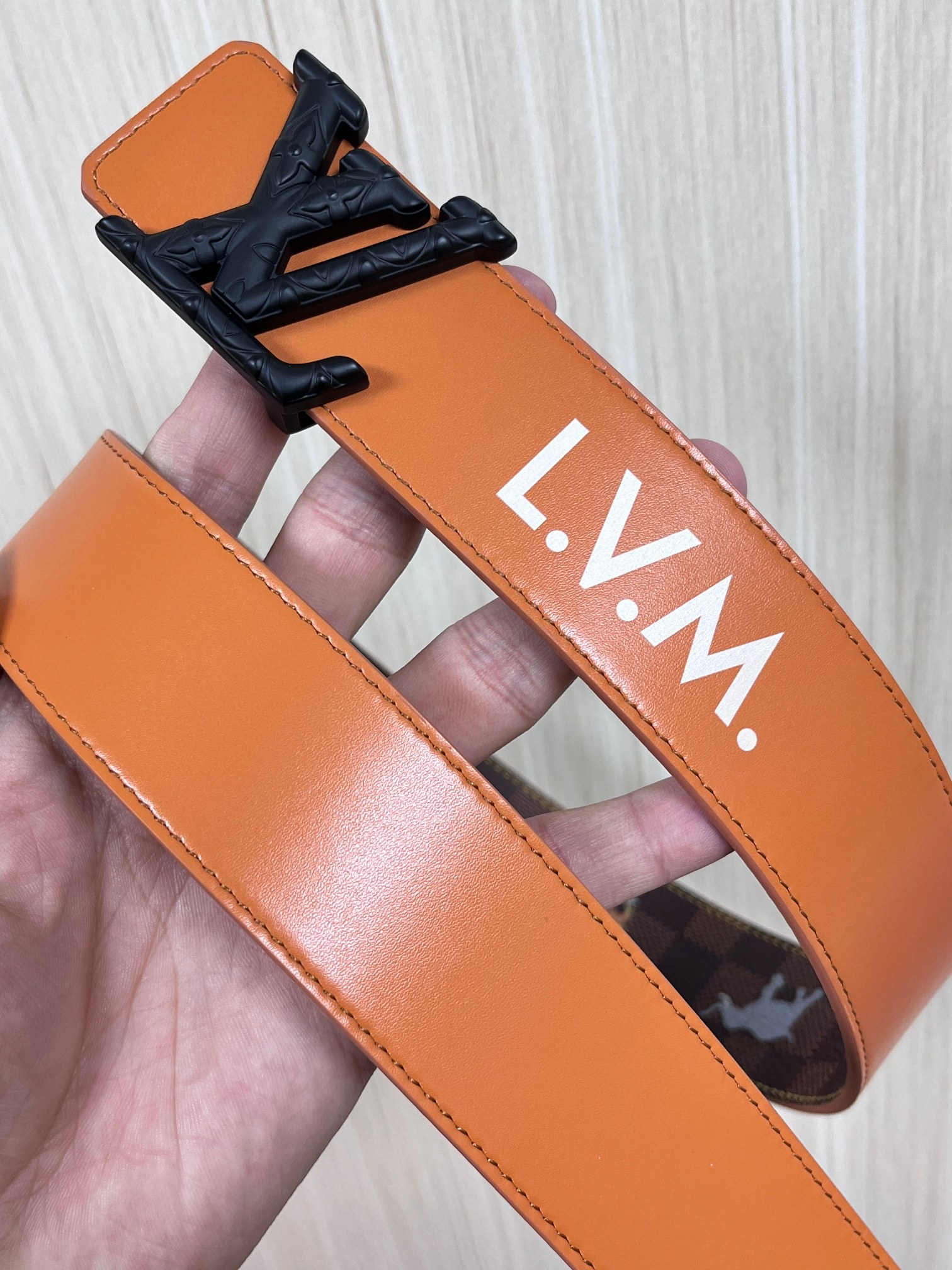 本款 LV Initiales 40 毫米双面腰带以电影叙事为灵感，气质颇具神秘魅力。Damier 格纹