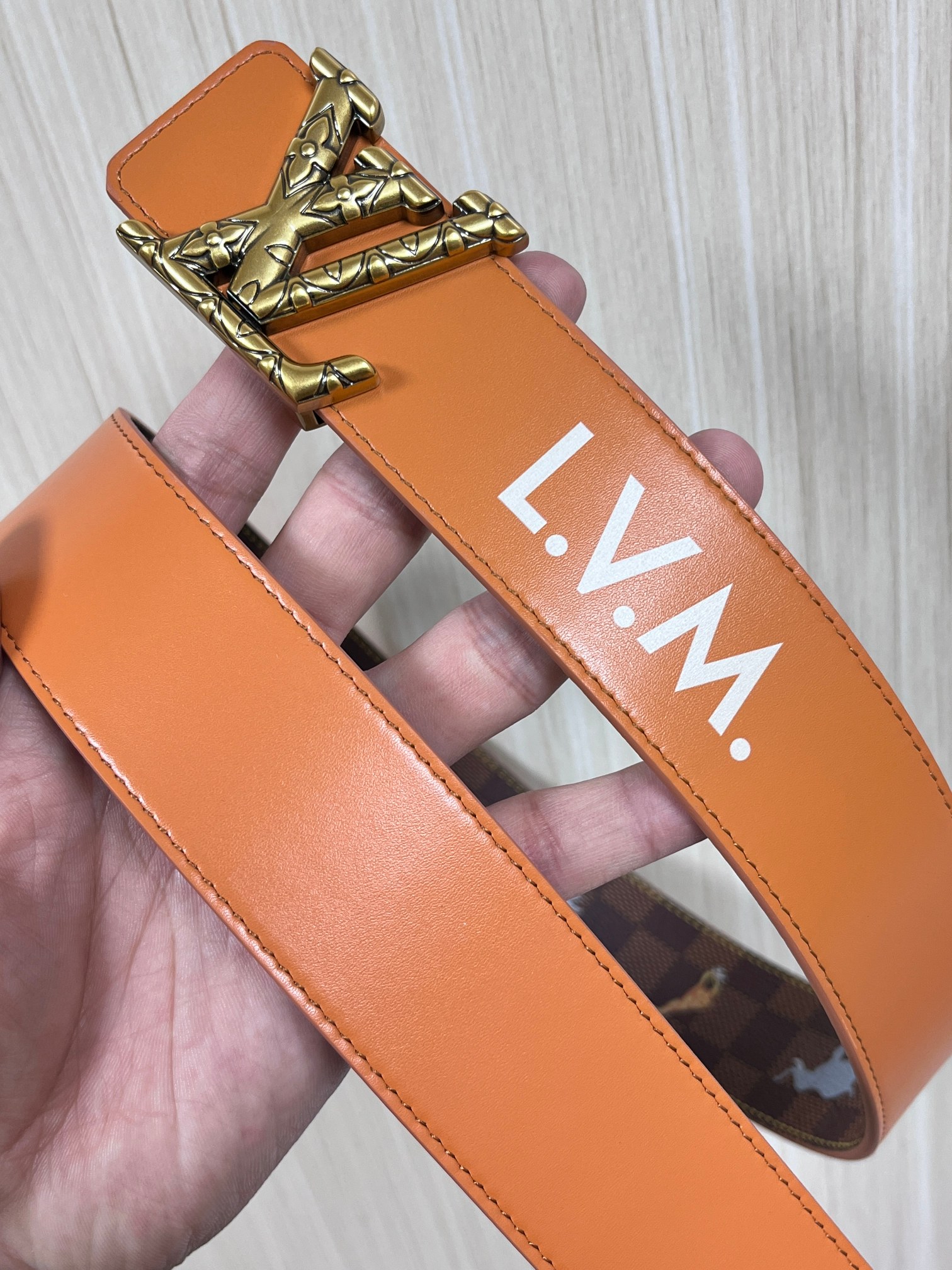 本款 LV Initiales 40 毫米双面腰带以电影叙事为灵感，气质颇具神秘魅力。Damier 格纹