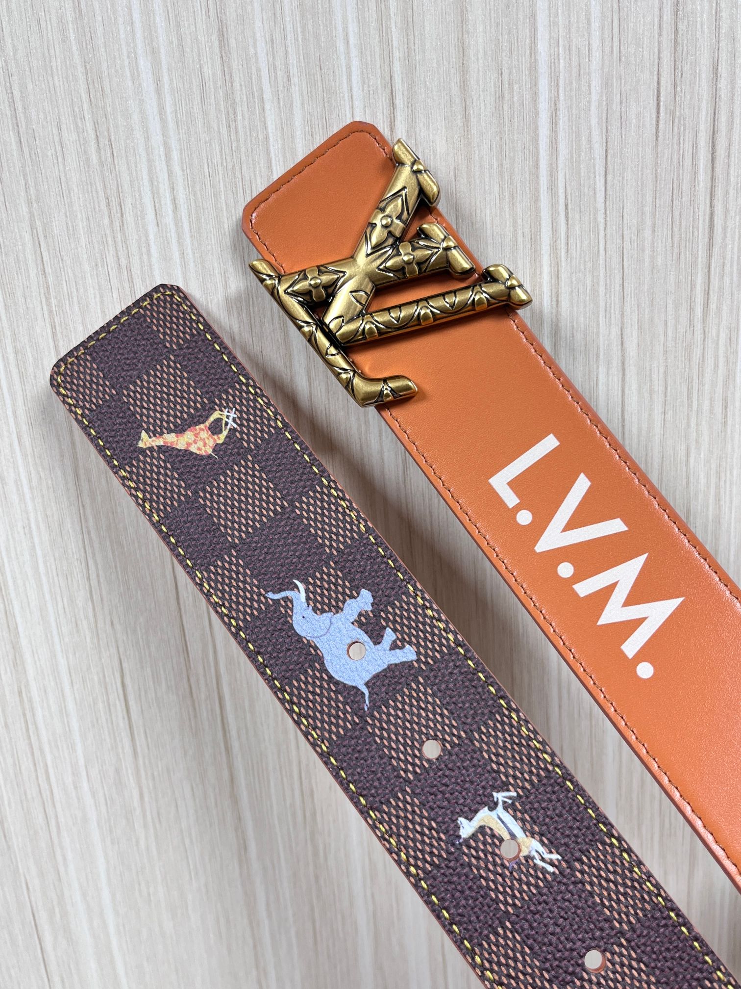 本款 LV Initiales 40 毫米双面腰带以电影叙事为灵感，气质颇具神秘魅力。Damier 格纹