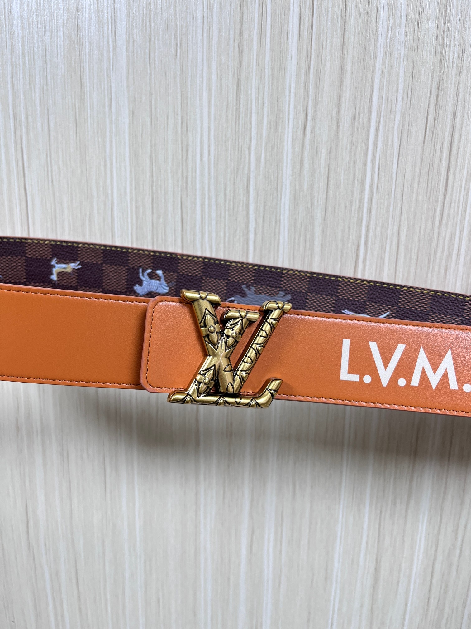 本款 LV Initiales 40 毫米双面腰带以电影叙事为灵感，气质颇具神秘魅力。Damier 格纹