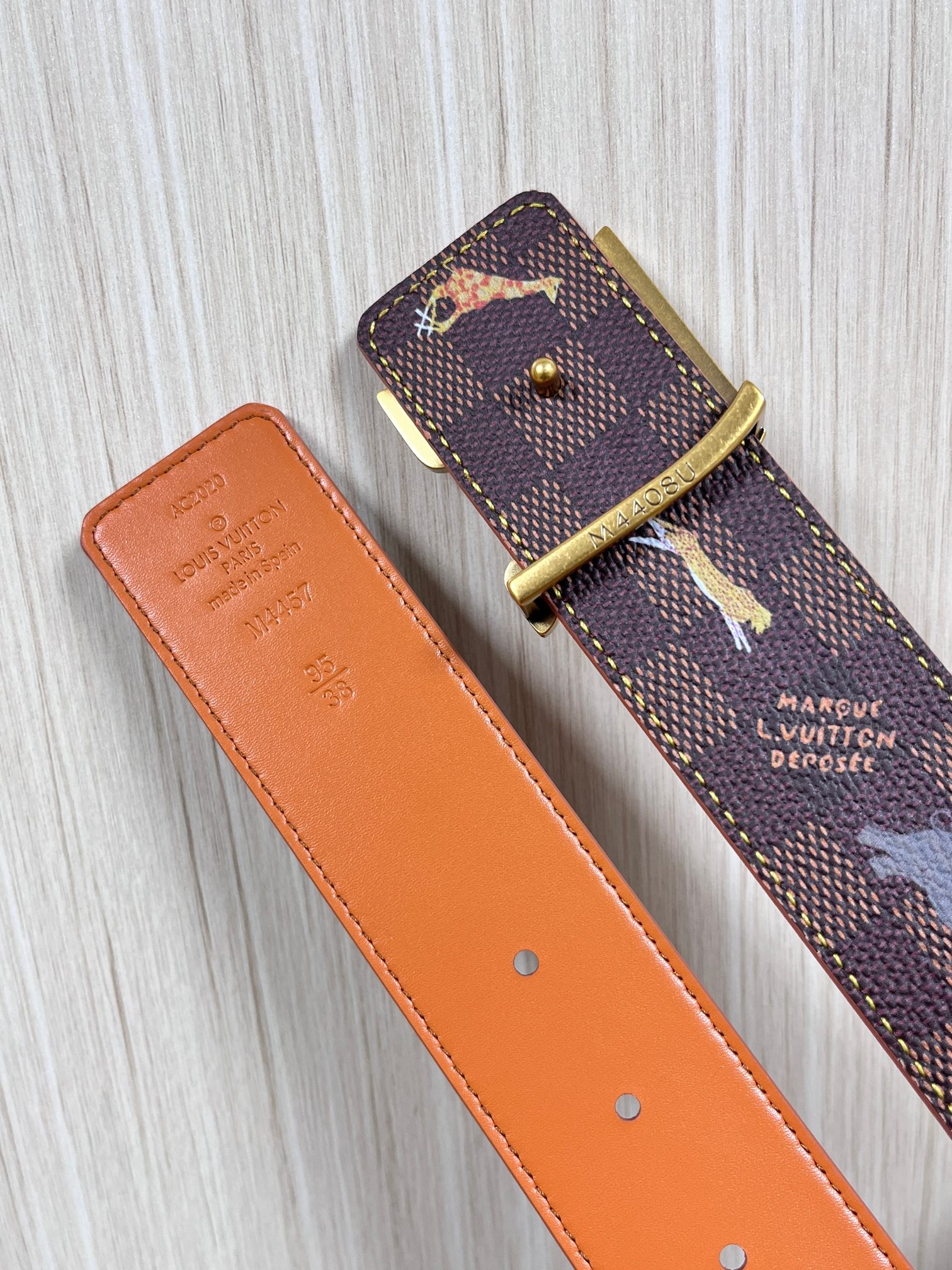 本款 LV Initiales 40 毫米双面腰带以电影叙事为灵感，气质颇具神秘魅力。Damier 格纹