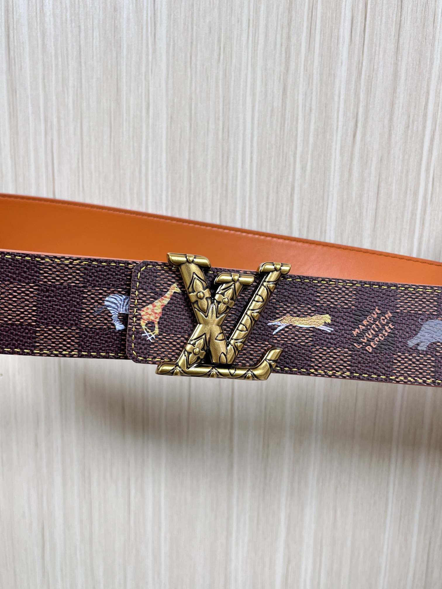 本款 LV Initiales 40 毫米双面腰带以电影叙事为灵感，气质颇具神秘魅力。Damier 格纹