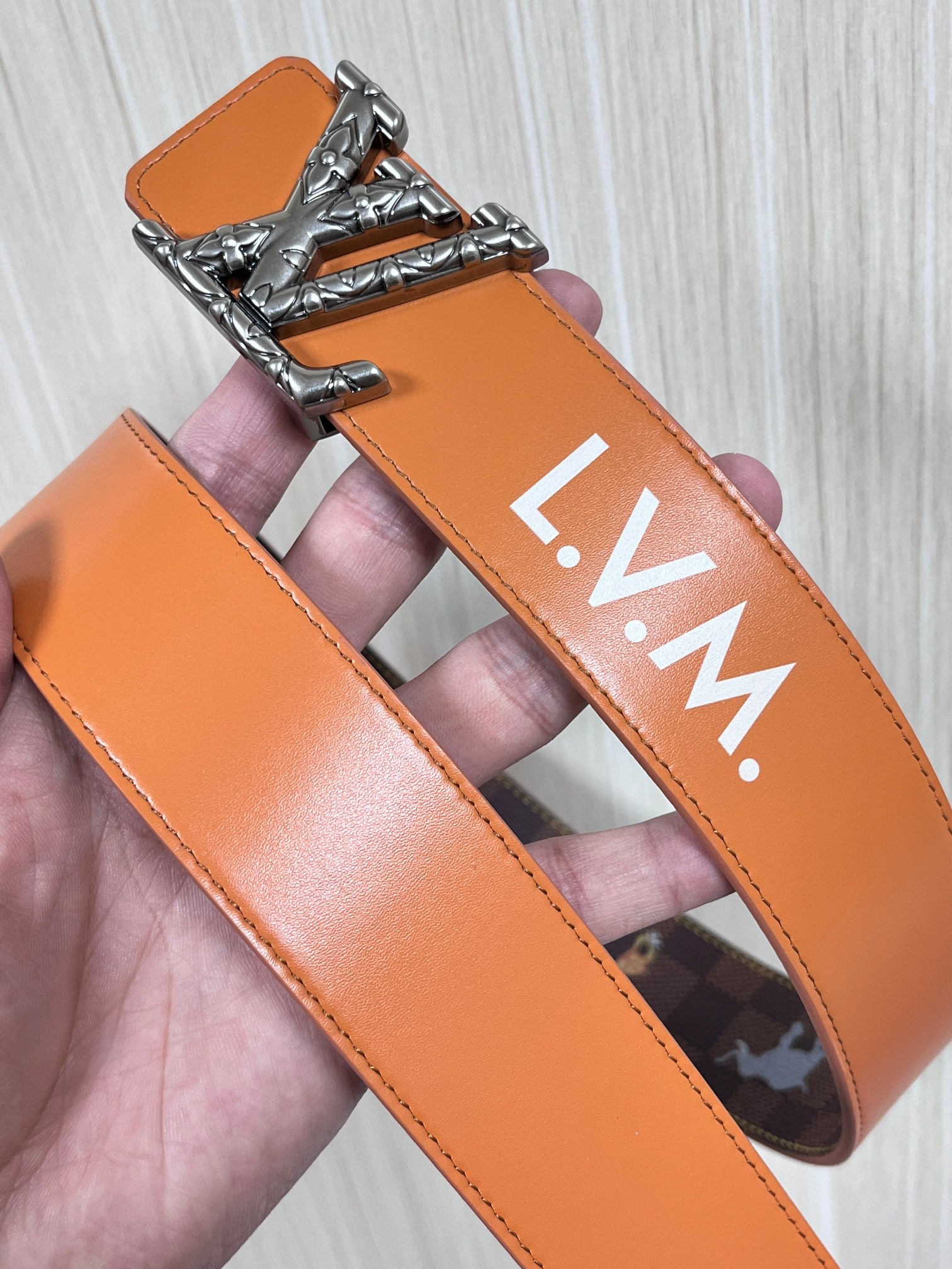 本款 LV Initiales 40 毫米双面腰带以电影叙事为灵感，气质颇具神秘魅力。Damier 格纹