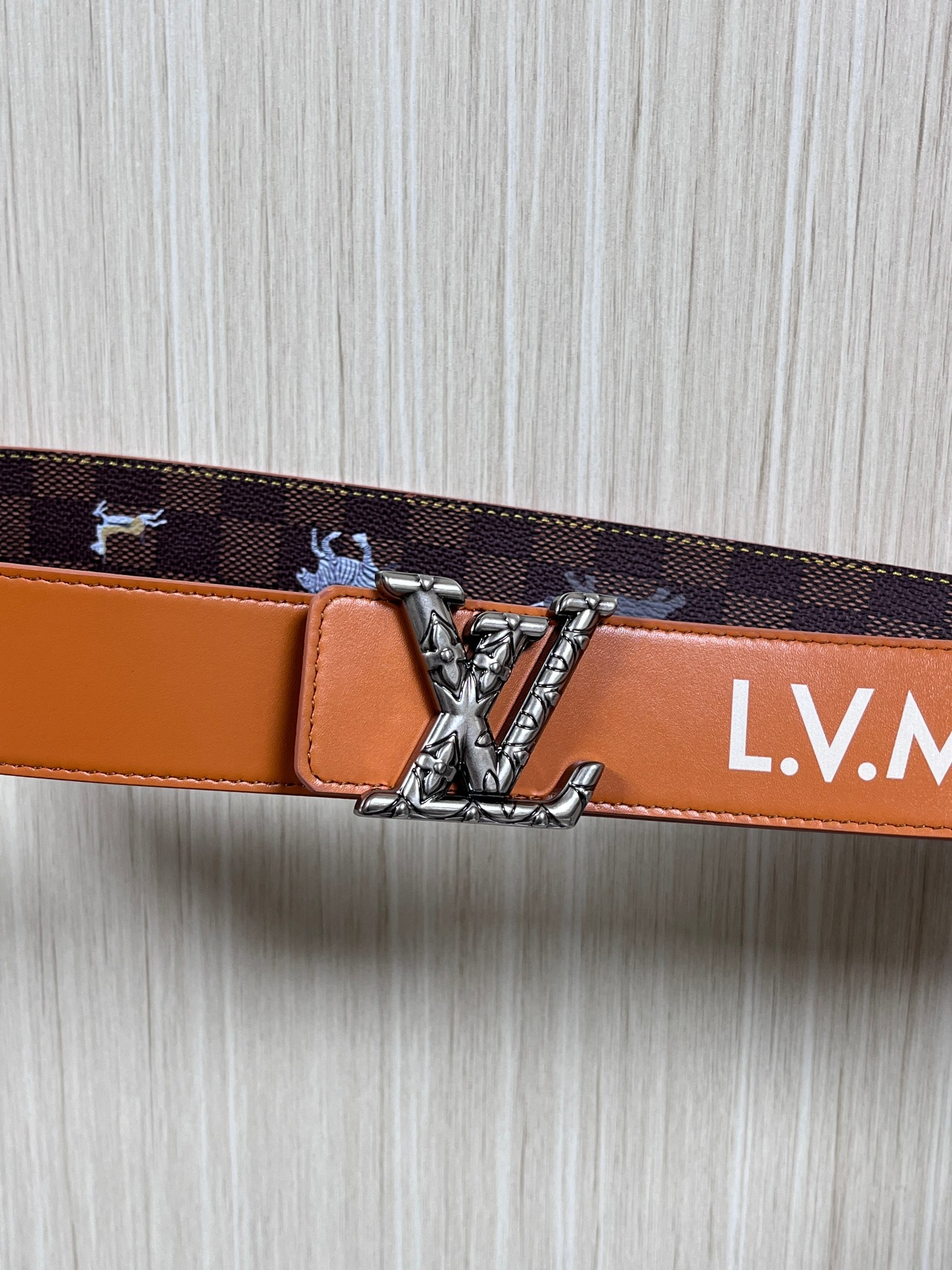 本款 LV Initiales 40 毫米双面腰带以电影叙事为灵感，气质颇具神秘魅力。Damier 格纹