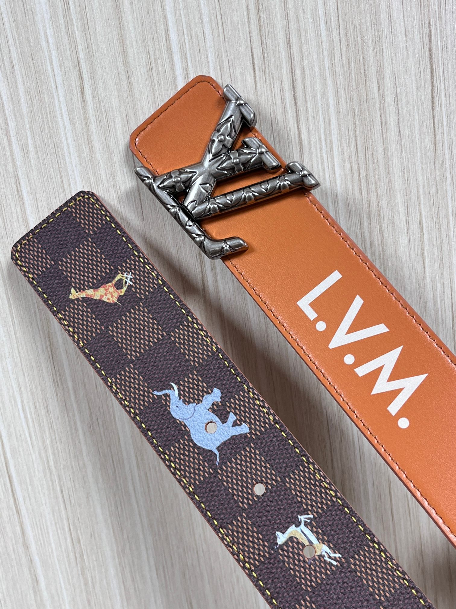 本款 LV Initiales 40 毫米双面腰带以电影叙事为灵感，气质颇具神秘魅力。Damier 格纹