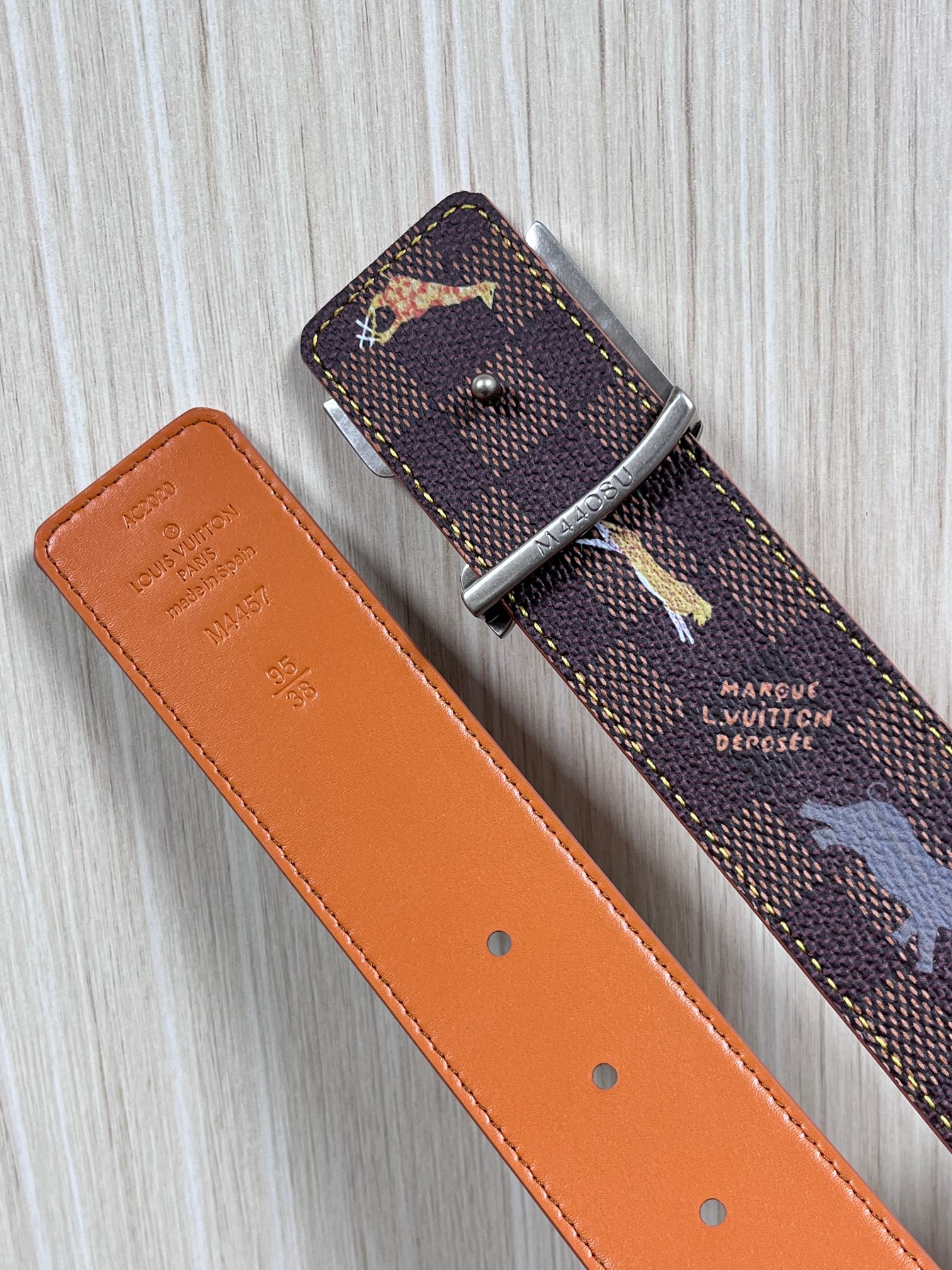 本款 LV Initiales 40 毫米双面腰带以电影叙事为灵感，气质颇具神秘魅力。Damier 格纹