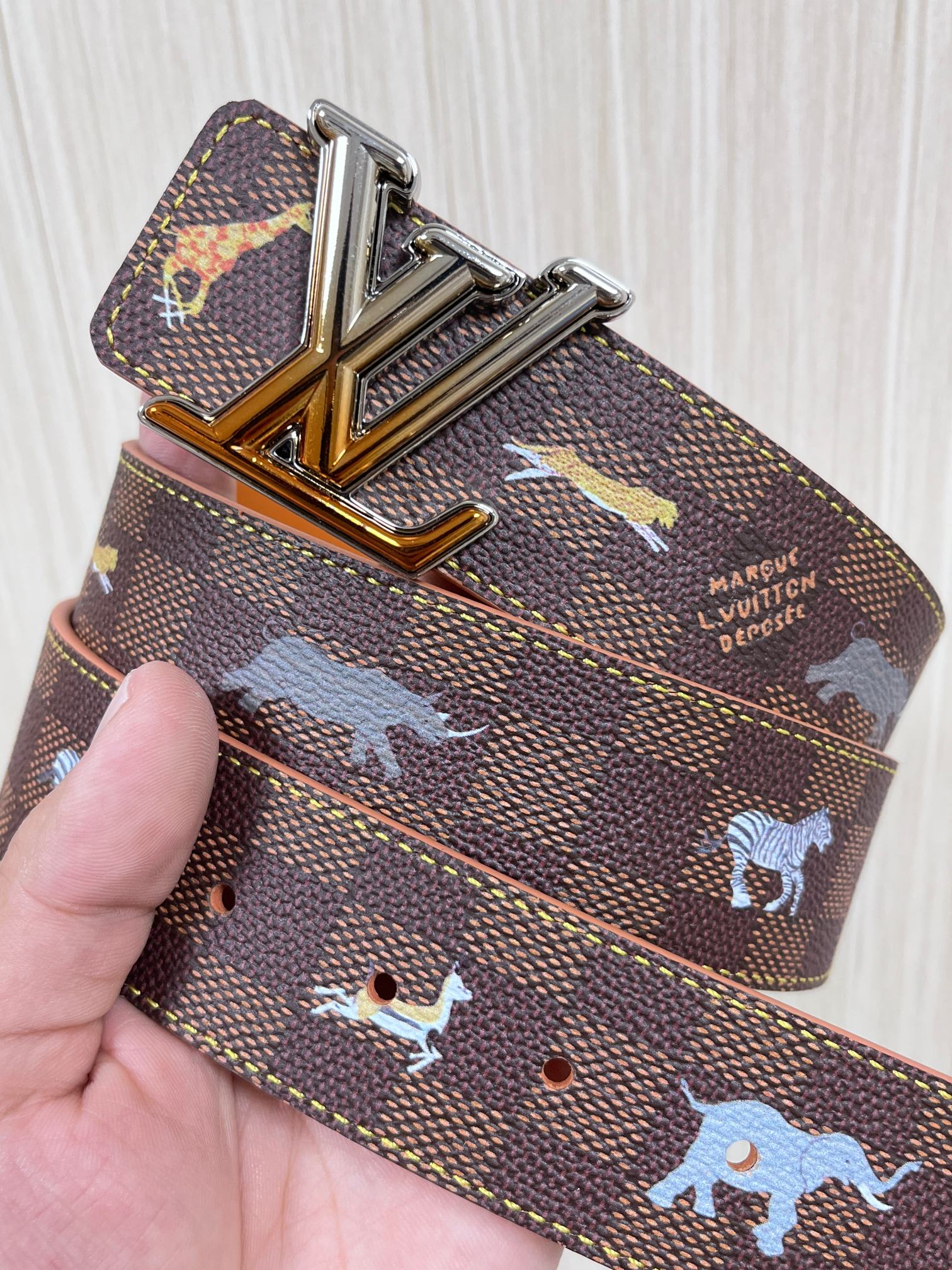 本款 LV Initiales 40 毫米双面腰带以电影叙事为灵感，气质颇具神秘魅力。Damier 格纹