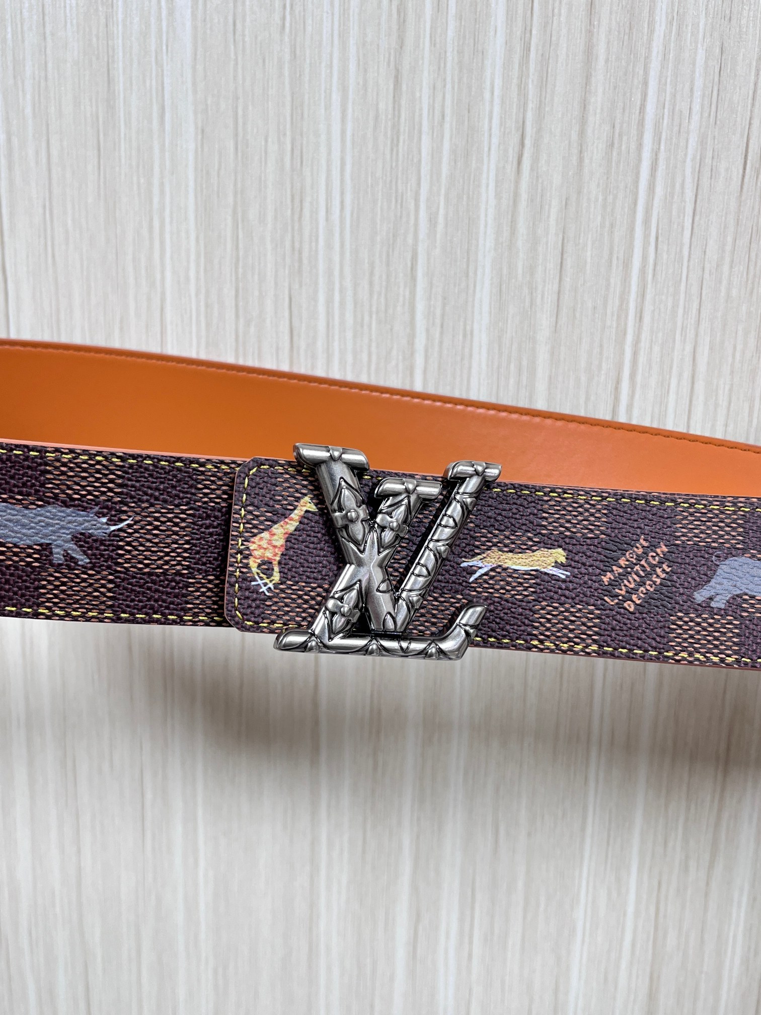 本款 LV Initiales 40 毫米双面腰带以电影叙事为灵感，气质颇具神秘魅力。Damier 格纹