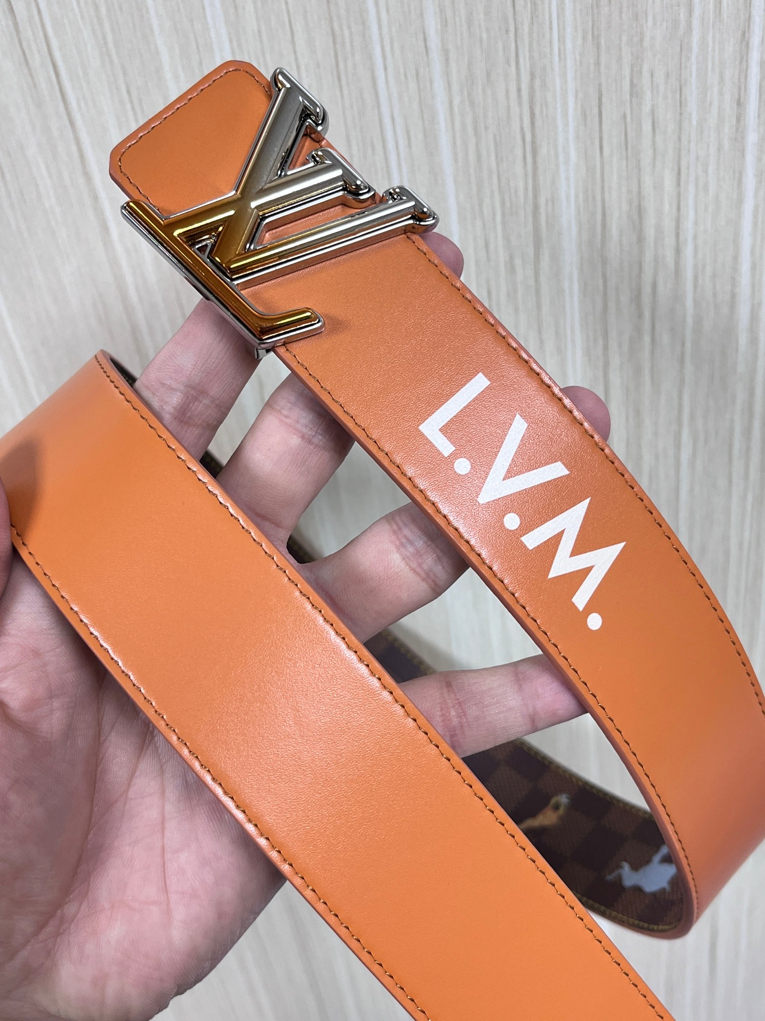 本款 LV Initiales 40 毫米双面腰带以电影叙事为灵感，气质颇具神秘魅力。Damier 格纹