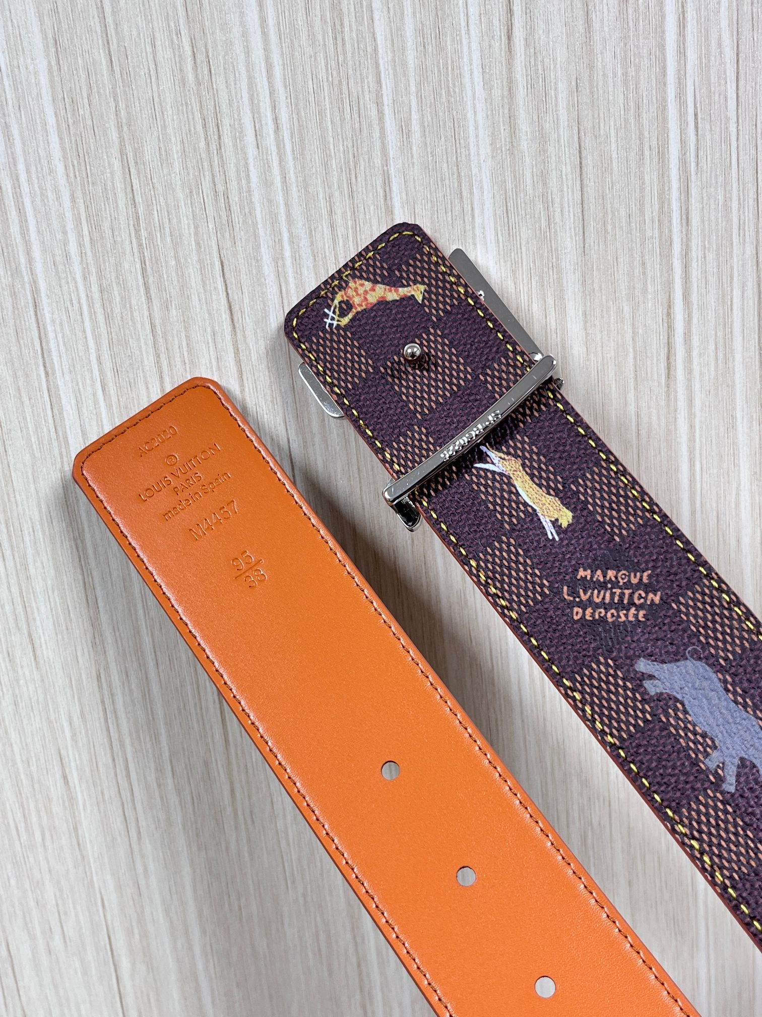 本款 LV Initiales 40 毫米双面腰带以电影叙事为灵感，气质颇具神秘魅力。Damier 格纹