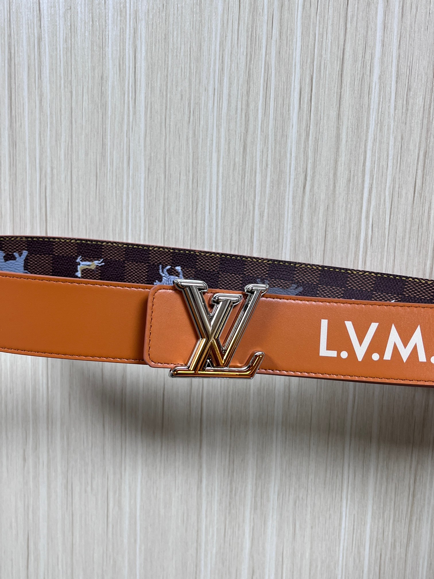 本款 LV Initiales 40 毫米双面腰带以电影叙事为灵感，气质颇具神秘魅力。Damier 格纹