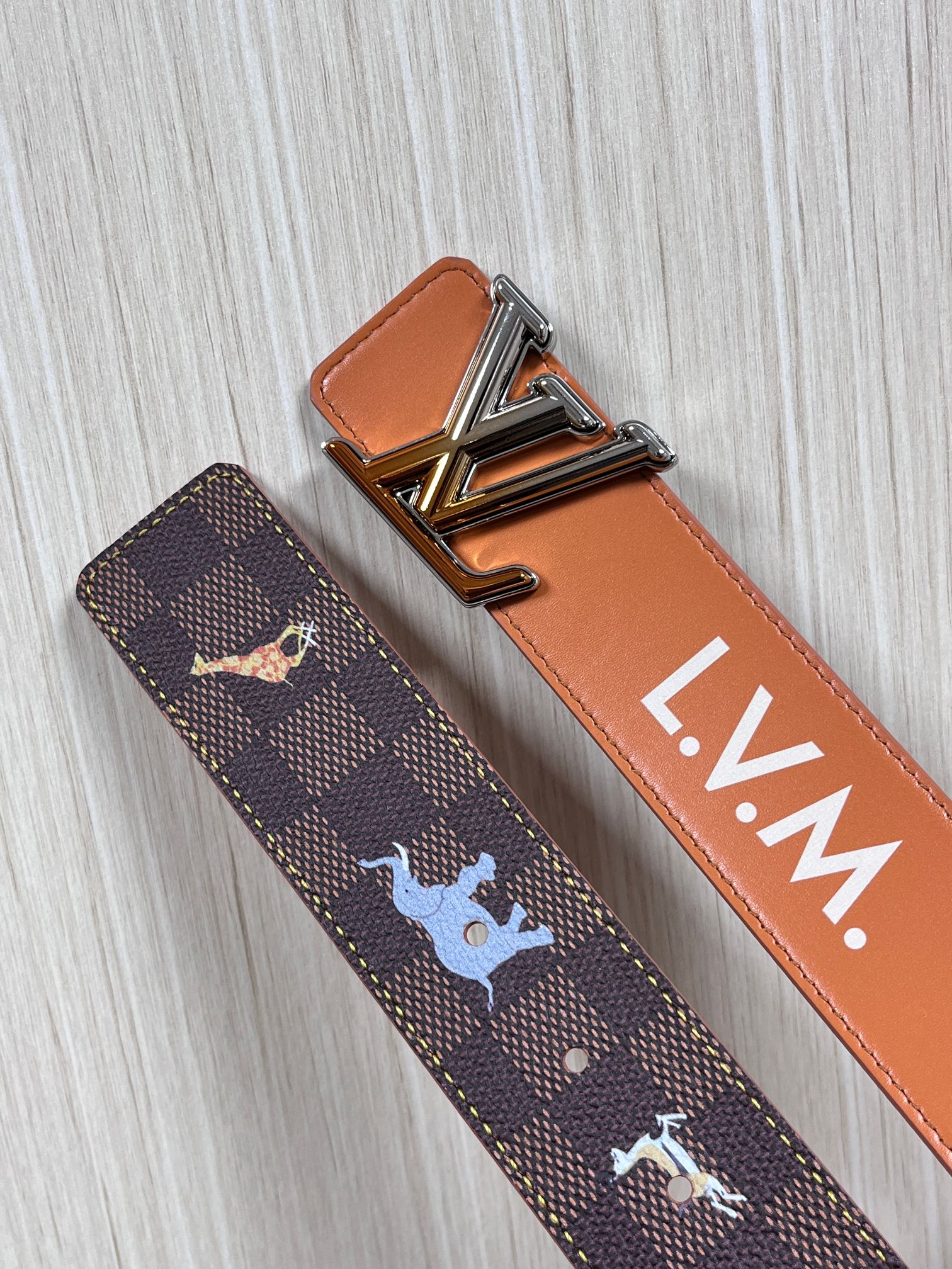 本款 LV Initiales 40 毫米双面腰带以电影叙事为灵感，气质颇具神秘魅力。Damier 格纹