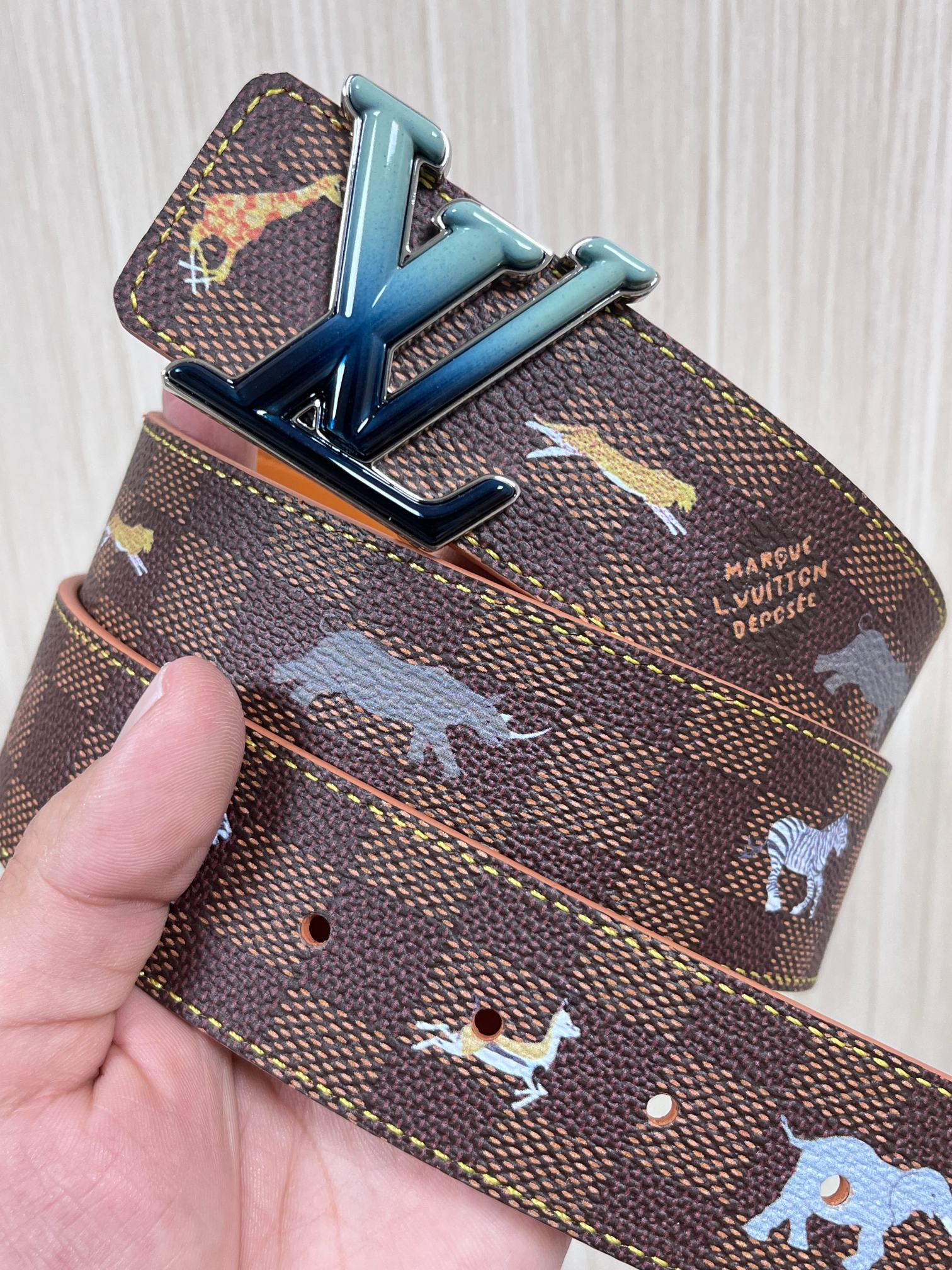 本款 LV Initiales 40 毫米双面腰带以电影叙事为灵感，气质颇具神秘魅力。Damier 格纹