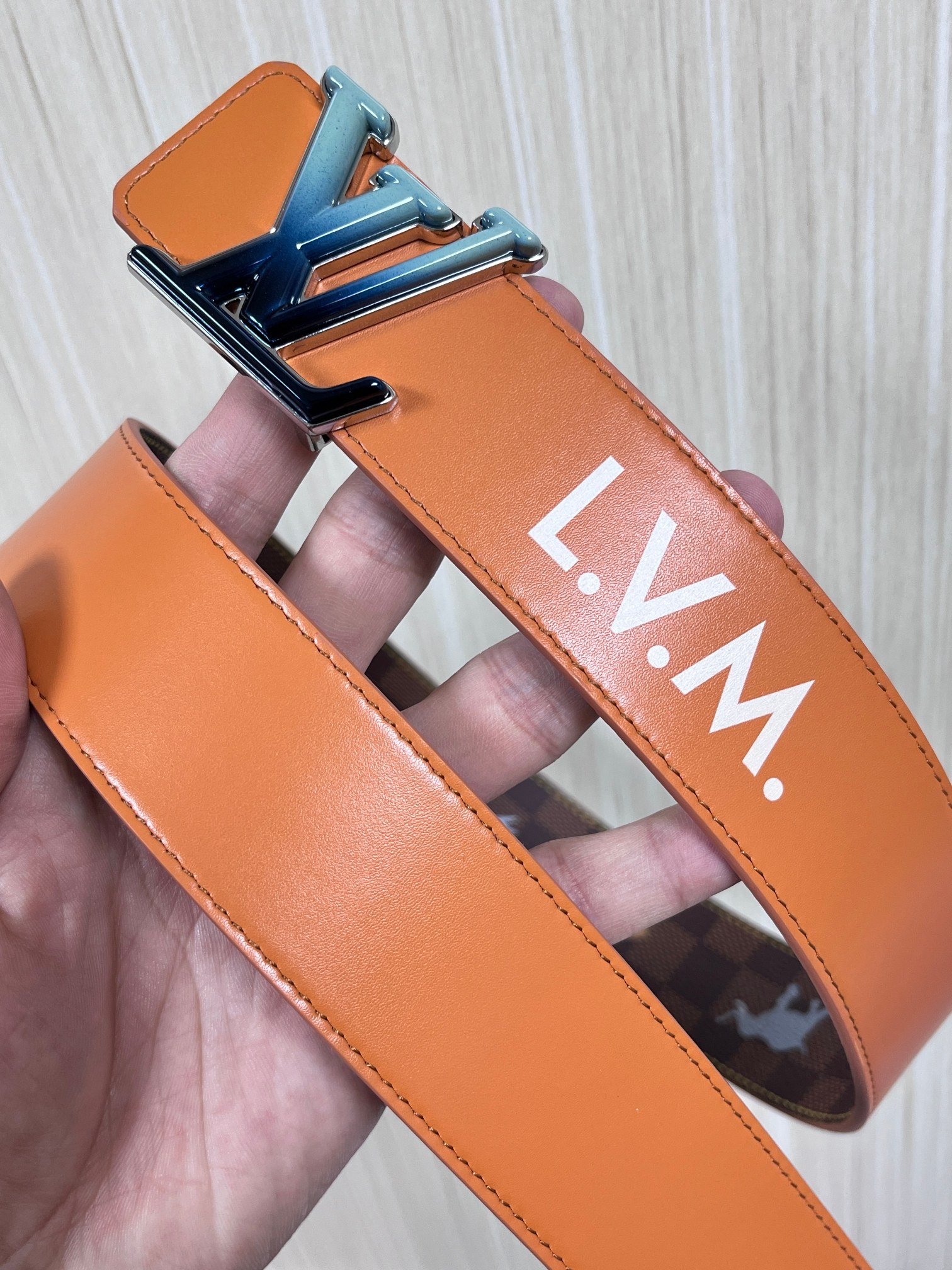 本款 LV Initiales 40 毫米双面腰带以电影叙事为灵感，气质颇具神秘魅力。Damier 格纹