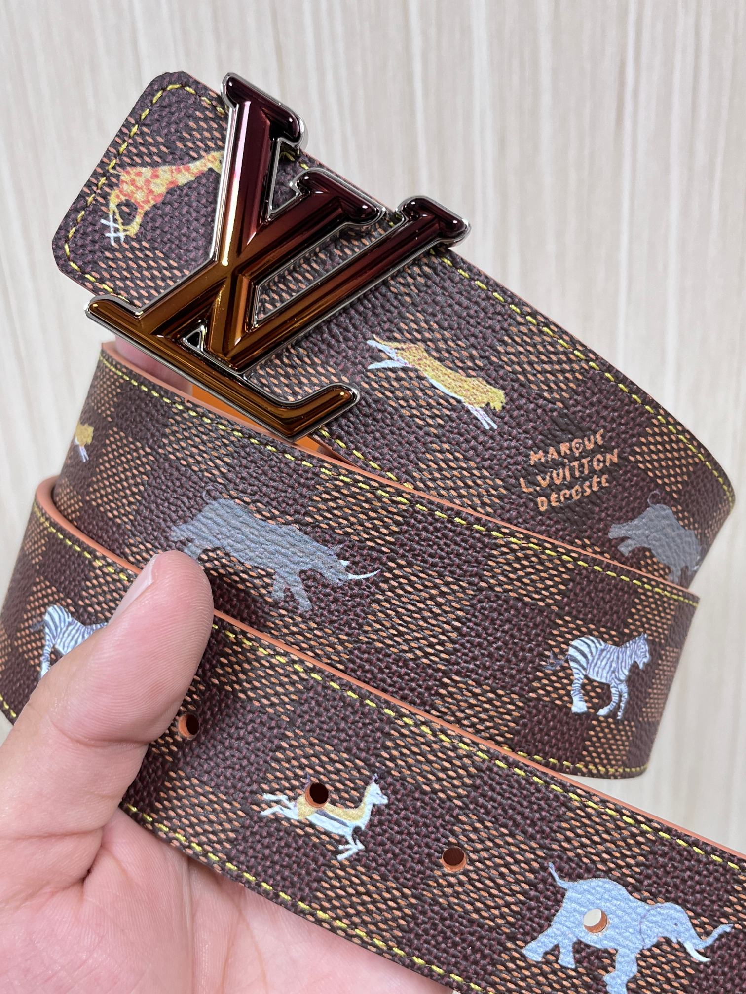 本款 LV Initiales 40 毫米双面腰带以电影叙事为灵感，气质颇具神秘魅力。Damier 格纹