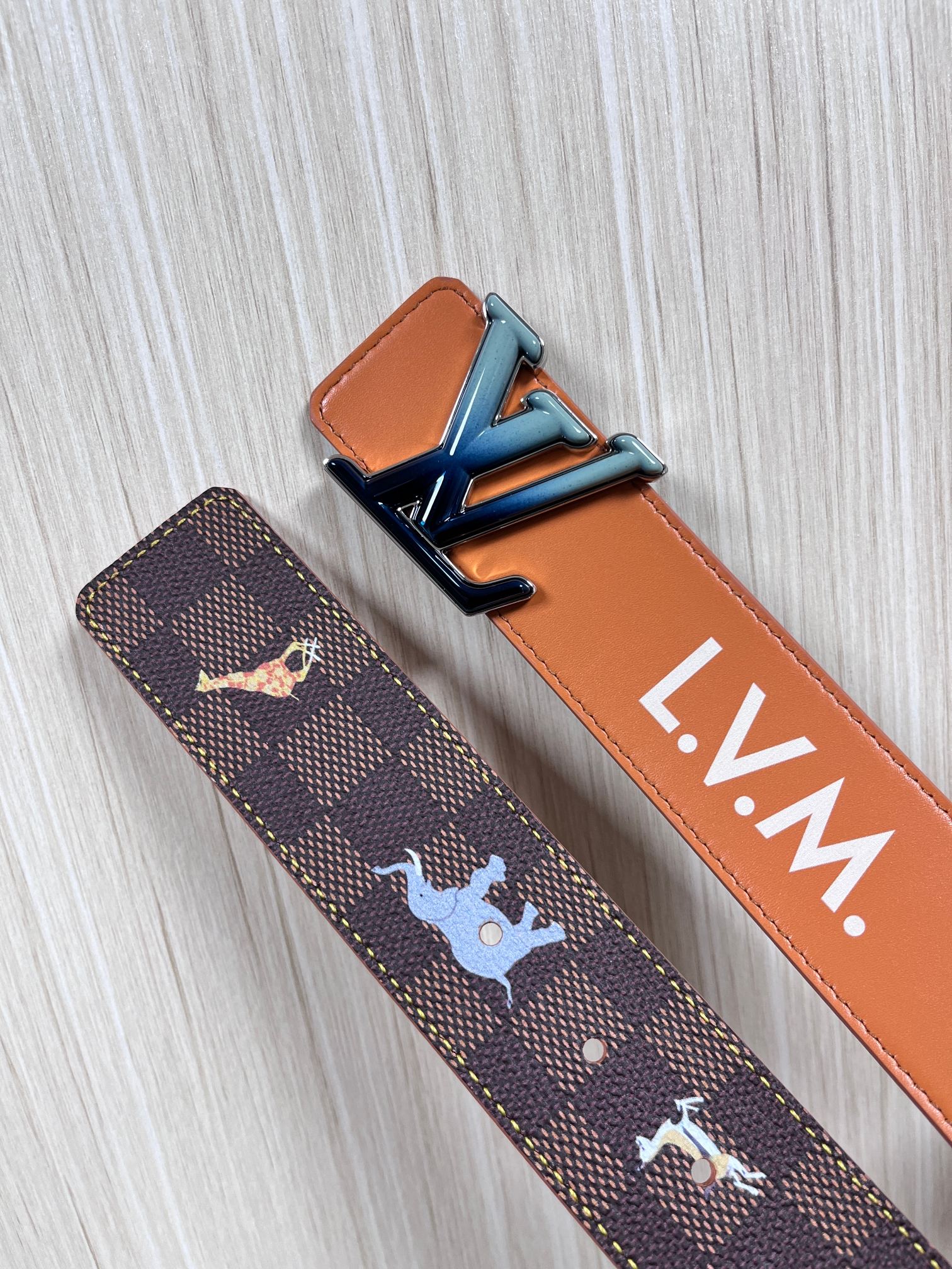 本款 LV Initiales 40 毫米双面腰带以电影叙事为灵感，气质颇具神秘魅力。Damier 格纹