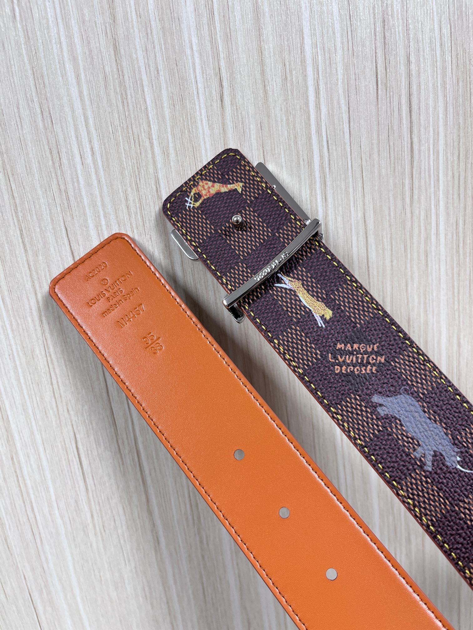 本款 LV Initiales 40 毫米双面腰带以电影叙事为灵感，气质颇具神秘魅力。Damier 格纹