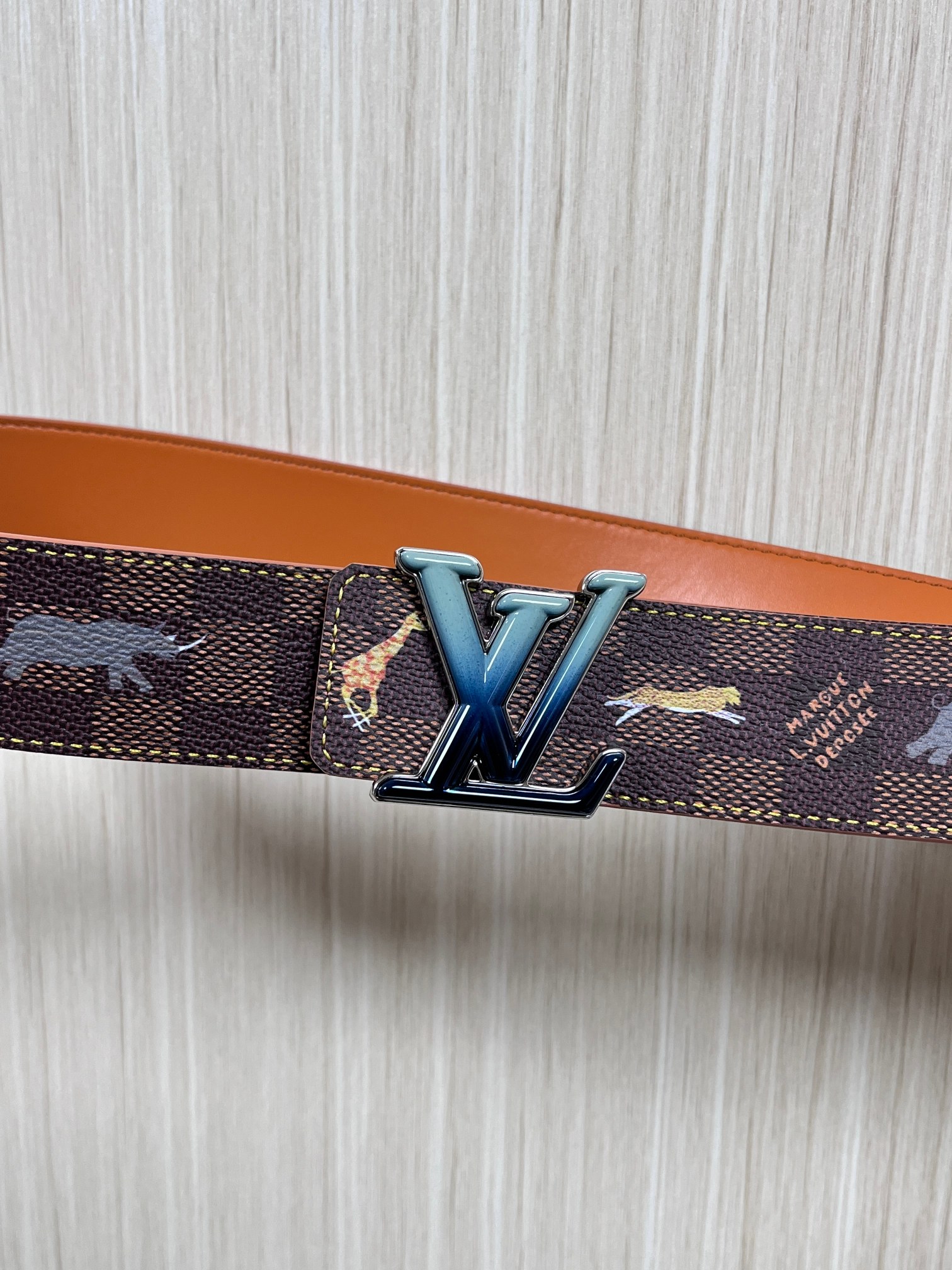 本款 LV Initiales 40 毫米双面腰带以电影叙事为灵感，气质颇具神秘魅力。Damier 格纹