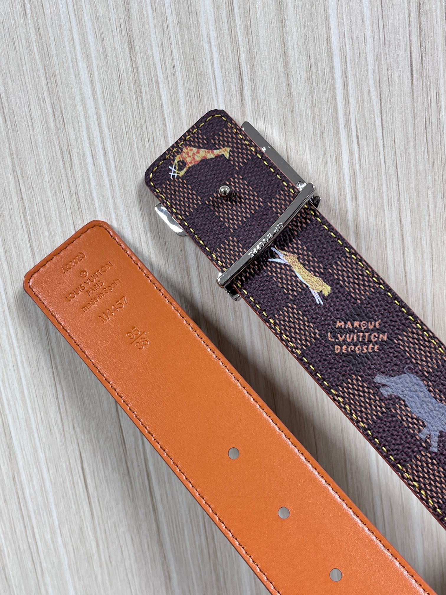 本款 LV Initiales 40 毫米双面腰带以电影叙事为灵感，气质颇具神秘魅力。Damier 格纹