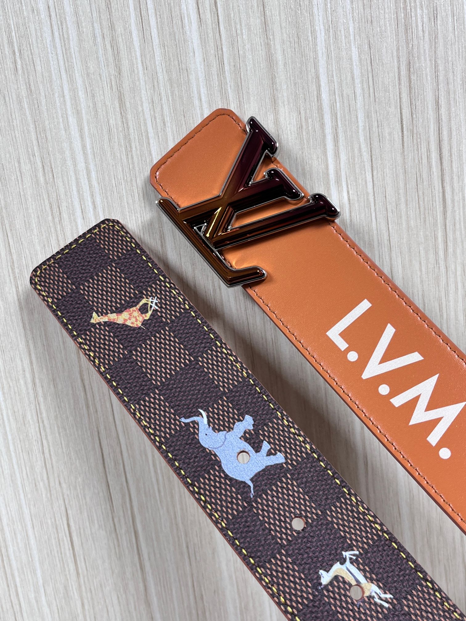 本款 LV Initiales 40 毫米双面腰带以电影叙事为灵感，气质颇具神秘魅力。Damier 格纹