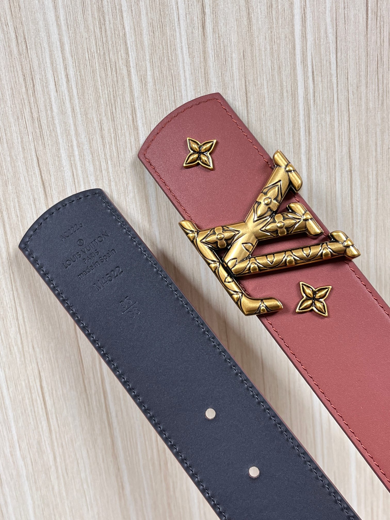 当季新款本款 LV Dimension Drift Flower Studs 40 毫米双面腰带格外吸睛