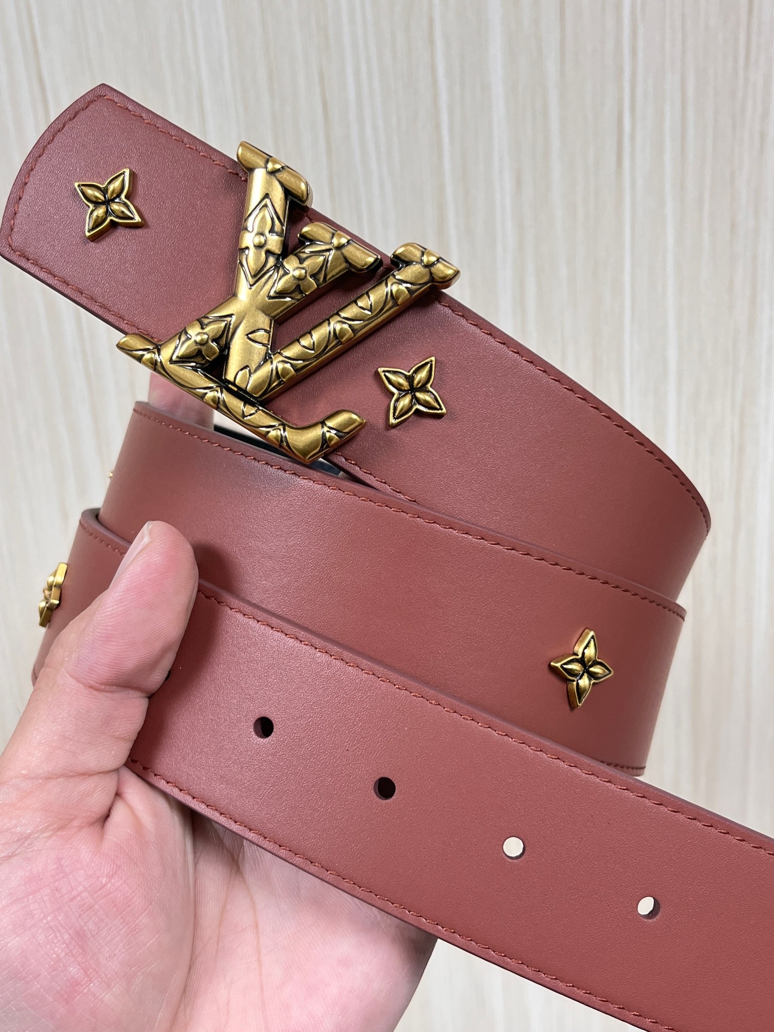 当季新款本款 LV Dimension Drift Flower Studs 40 毫米双面腰带格外吸睛