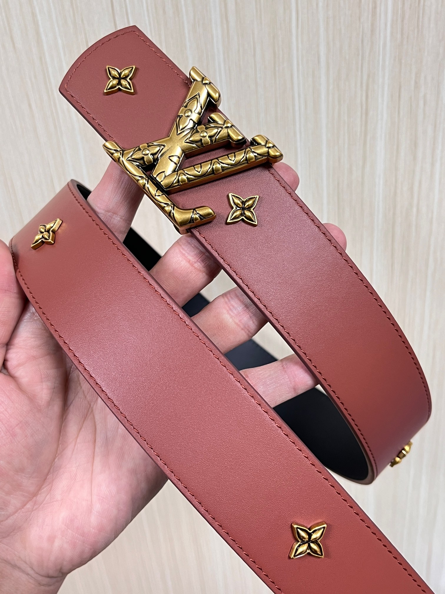 当季新款本款 LV Dimension Drift Flower Studs 40 毫米双面腰带格外吸睛