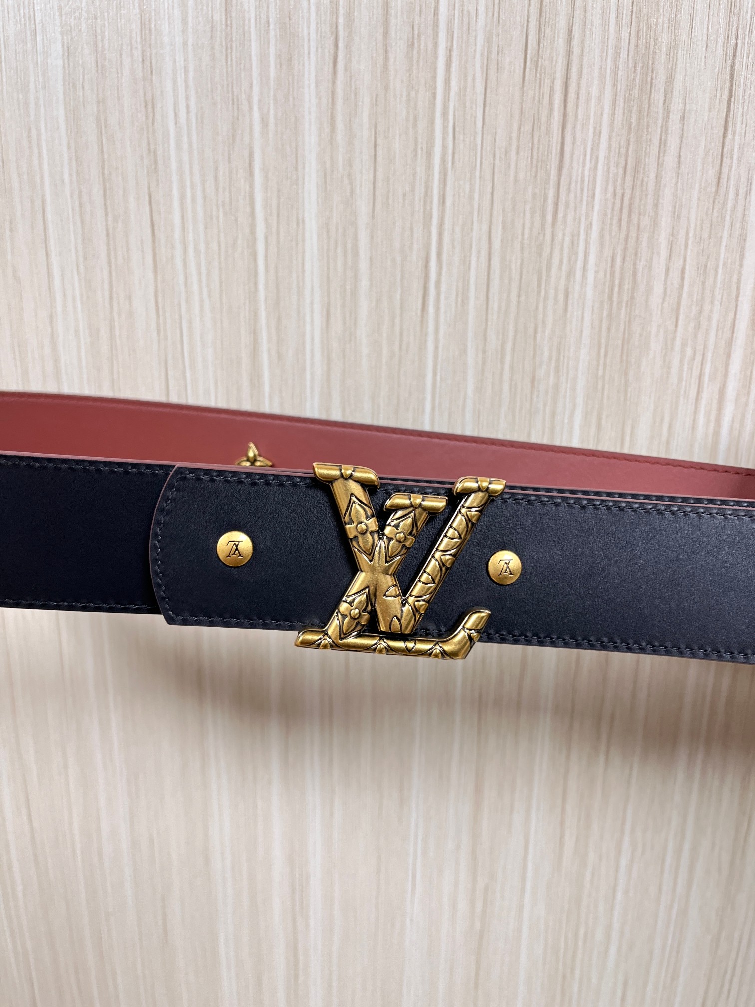 当季新款本款 LV Dimension Drift Flower Studs 40 毫米双面腰带格外吸睛
